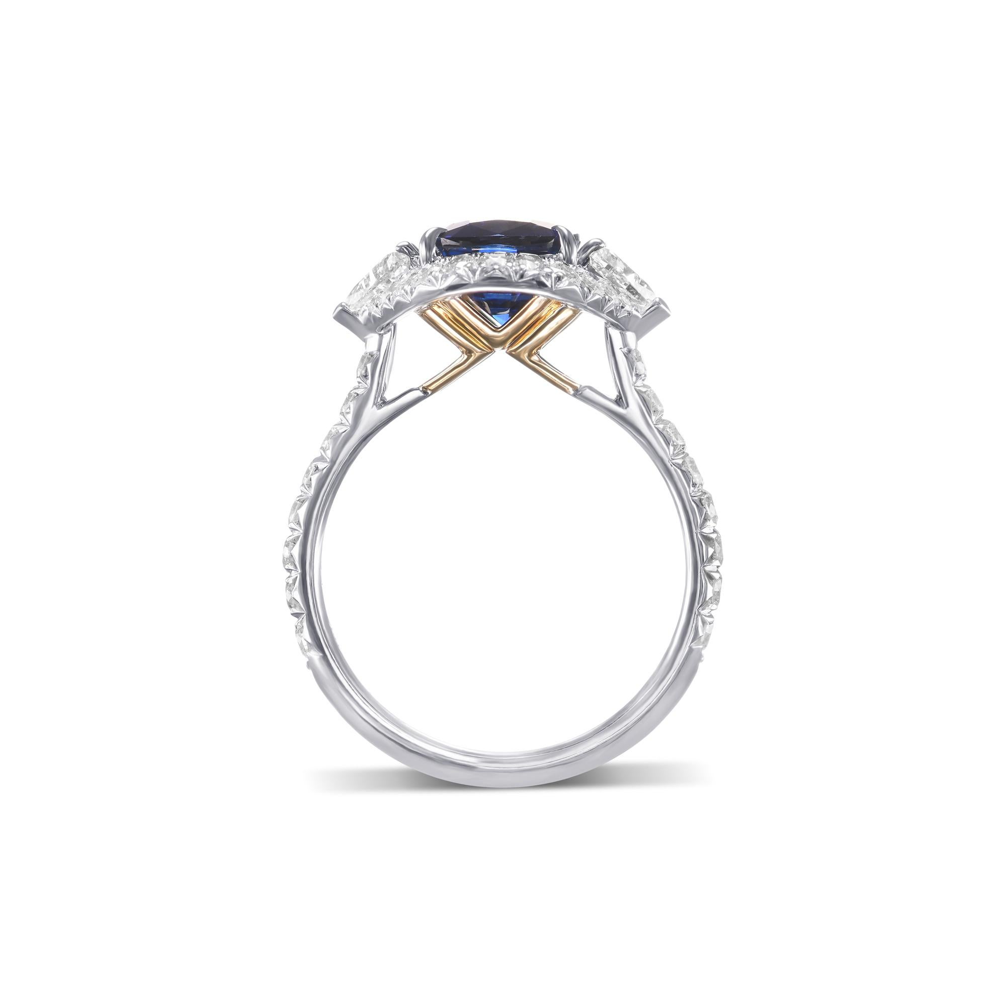 Un eccezionale anello con tre pietre a raggiera, con uno zaffiro blu reale da 3,41 carati circondato da brillanti incolori e da una coppia di diamanti triangolari incolori. Questi sono impreziositi da brillanti rotondi incolori sul gambo. Questo