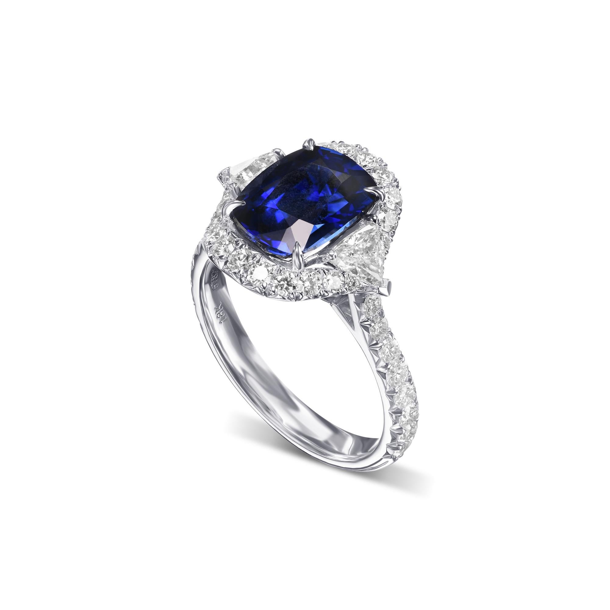 Moderno 3,41 carati certificati di zaffiro blu reale a cuscino e anello a raggiera con diamante a triangolo in vendita