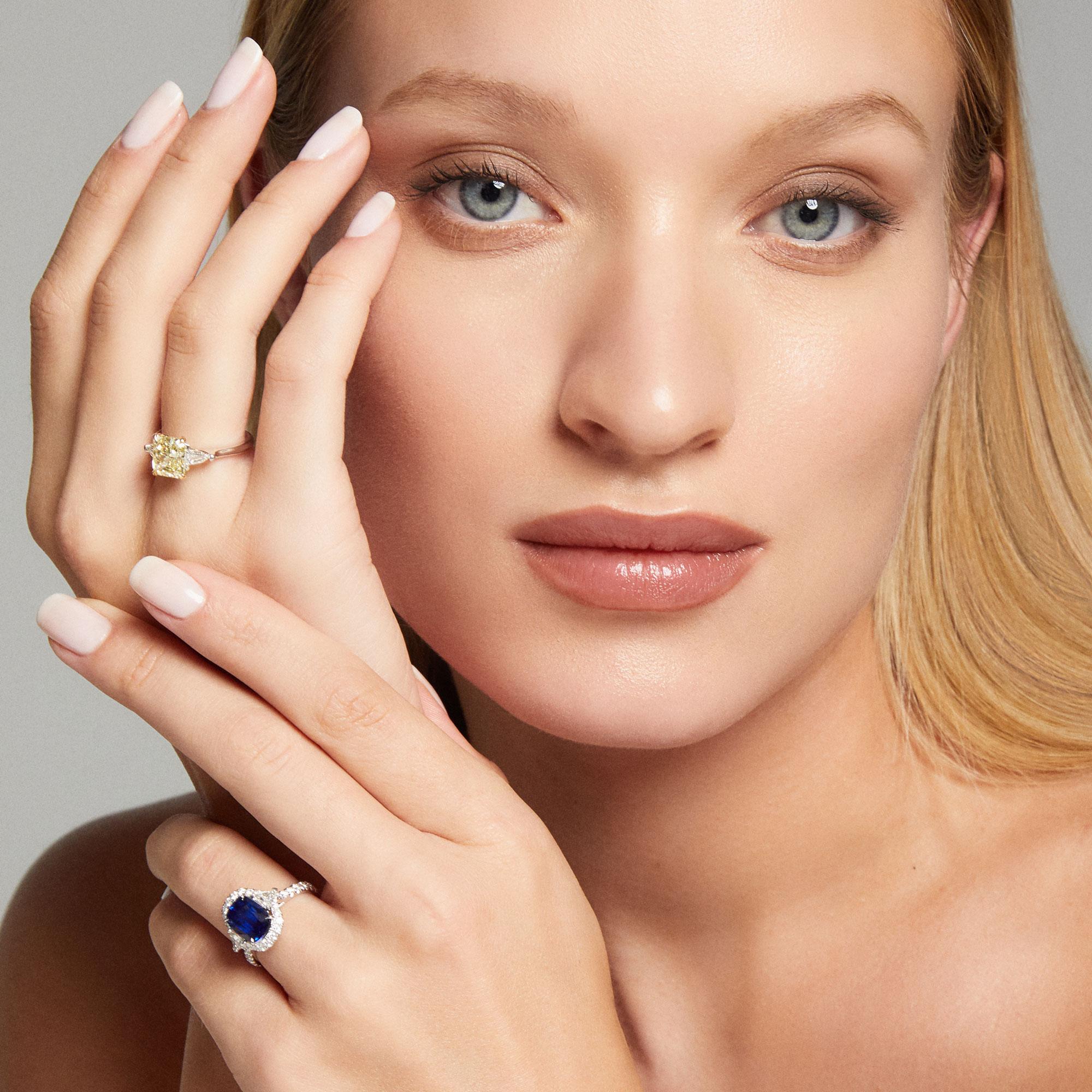 3,41 carati certificati di zaffiro blu reale a cuscino e anello a raggiera con diamante a triangolo In condizioni Nuovo in vendita a New York, NY