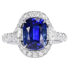 3,41 carati certificati di zaffiro blu reale a cuscino e anello a raggiera con diamante a triangolo