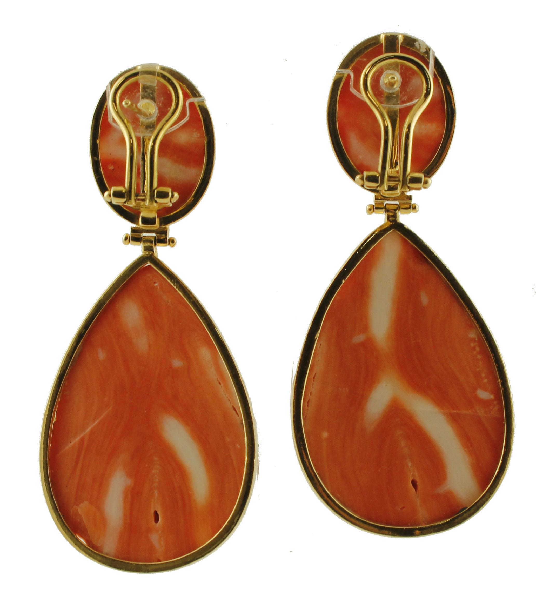 Marvelous pair of dangle earrings in 18k yellow gold structure, realized with 34.1g of elatius coral finely carved by Italian master goldsmiths. 
These earrings are totally handmade following the ancient neapolitan tradition of coral