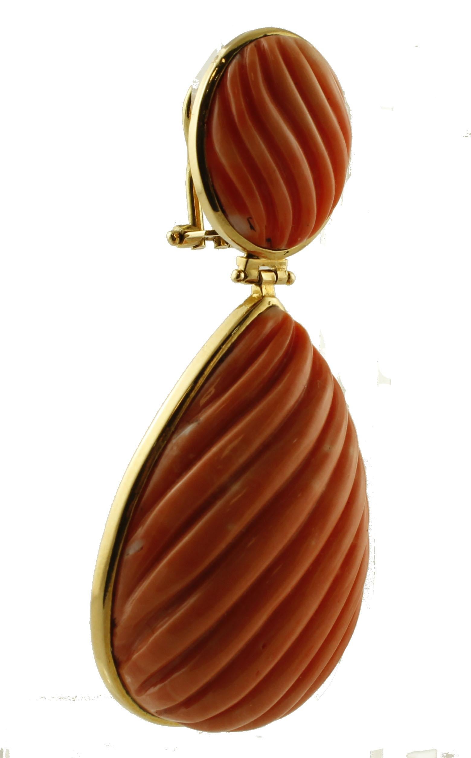 34.1 g Engraved Red Coral, 18 Karat Yellow Gold Dangle Earrings In Excellent Condition In Marcianise, Marcianise (CE)