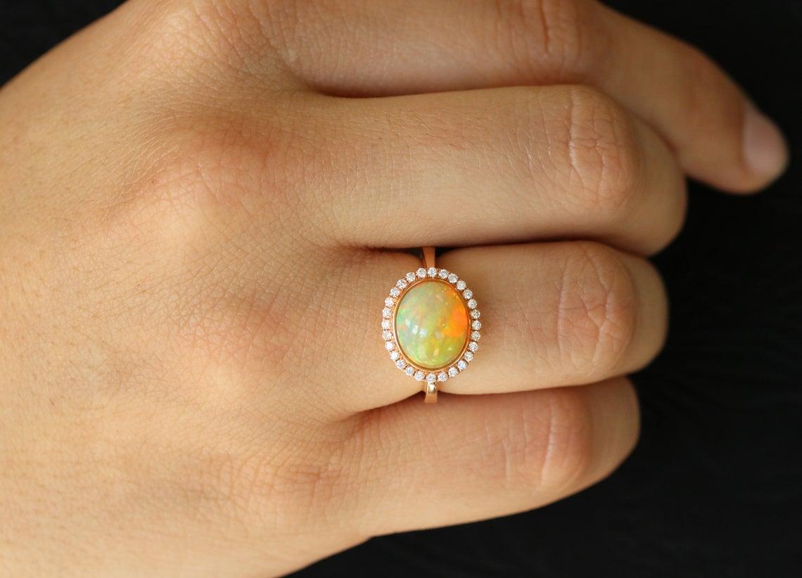 Verlobungsring, 3,41tcw 18K natürlicher Opal & Diamant (Ovalschliff) im Angebot