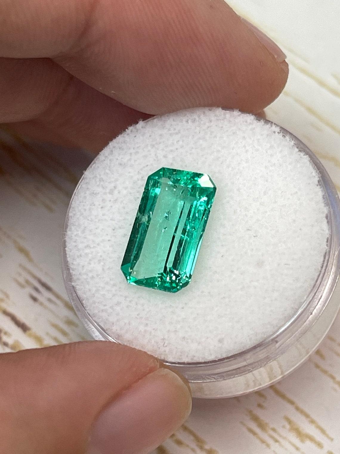 3,42 Karat 13x7.6 glänzender länglicher grüner kolumbianischer Smaragd im Smaragdschliff May im Zustand „Neu“ im Angebot in Jupiter, FL