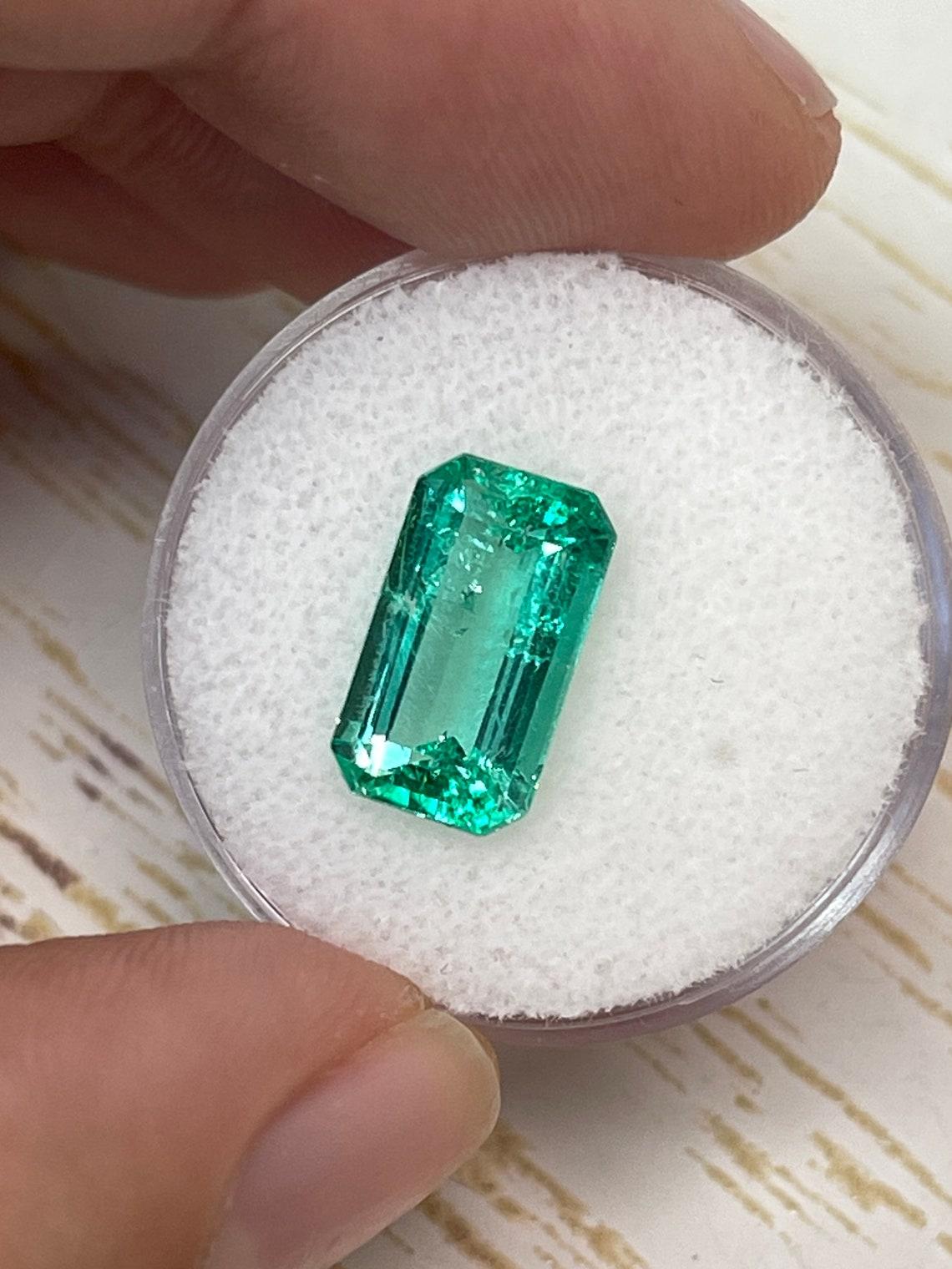 3,42 Karat 13x7.6 glänzender länglicher grüner kolumbianischer Smaragd im Smaragdschliff May Damen im Angebot