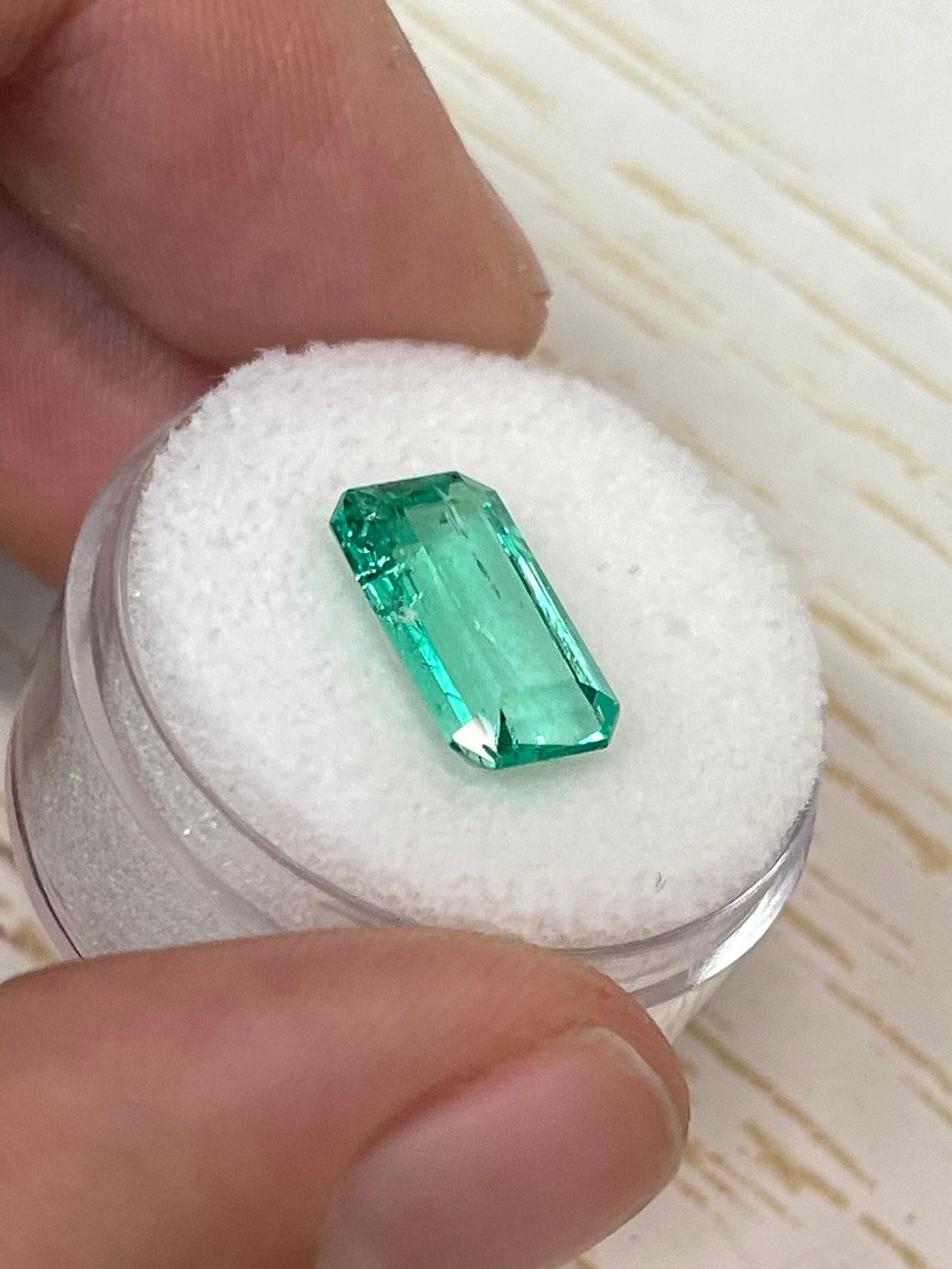 3,42 Karat 13x7.6 glänzender länglicher grüner kolumbianischer Smaragd im Smaragdschliff May im Angebot 1