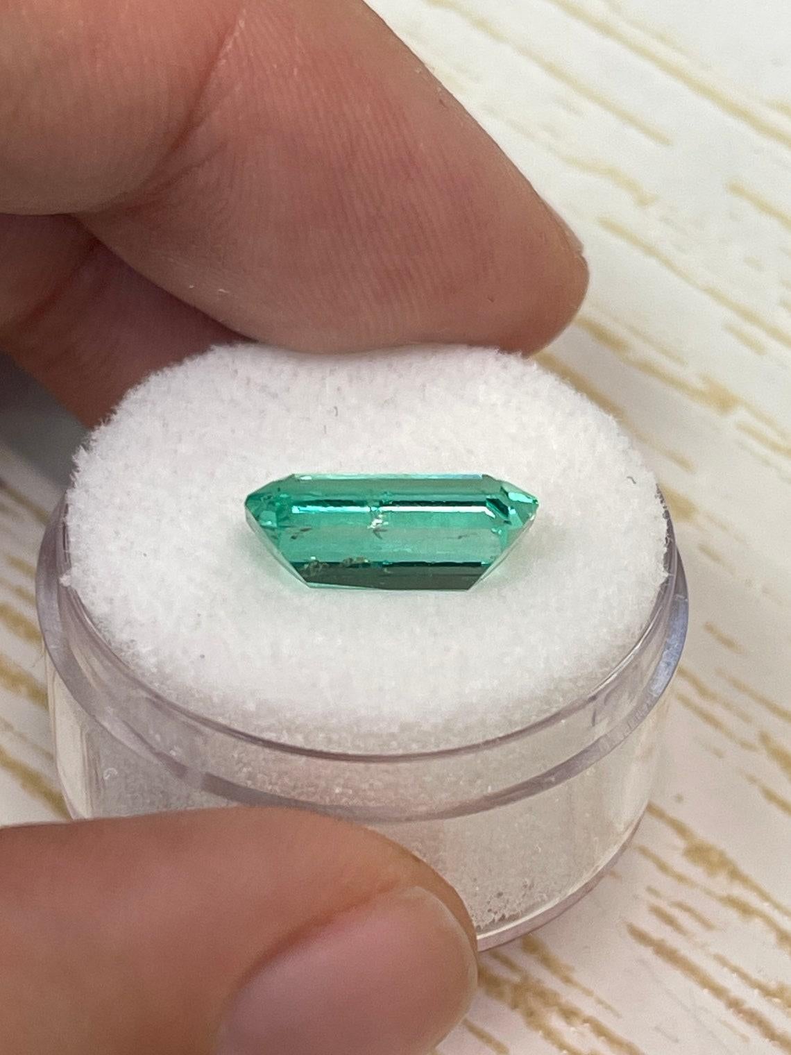 3,42 Karat 13x7.6 glänzender länglicher grüner kolumbianischer Smaragd im Smaragdschliff May im Angebot 2