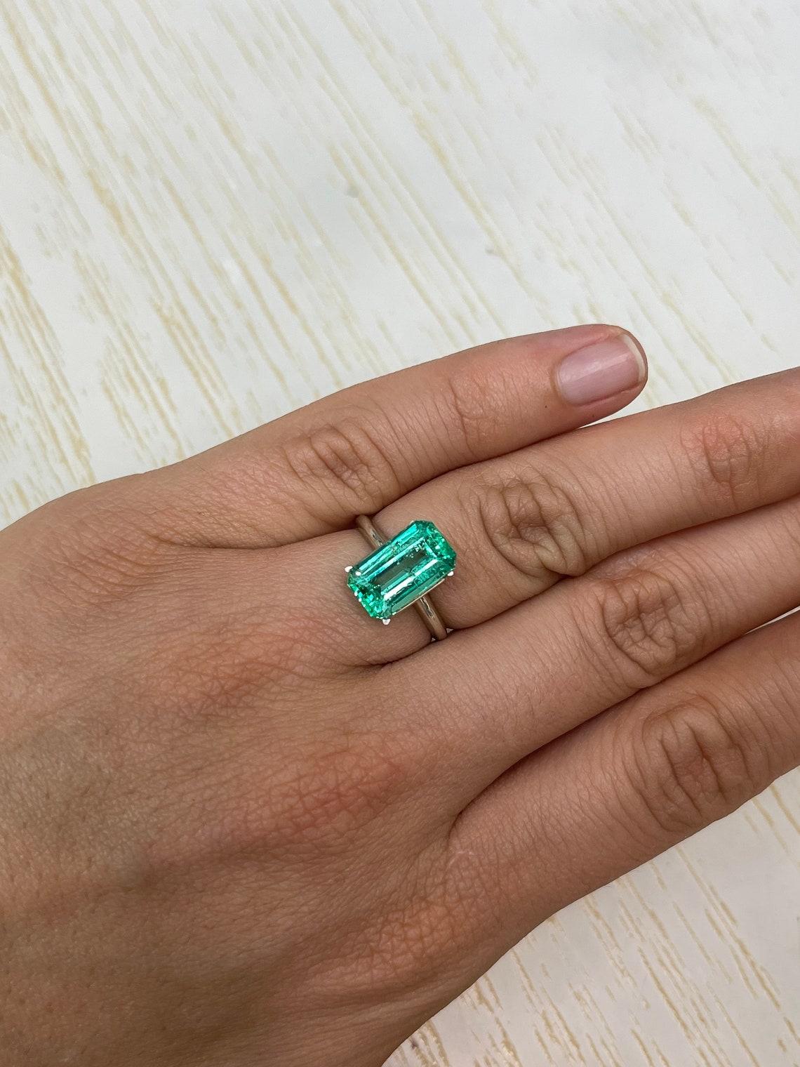 3,42 Karat 13x7.6 glänzender länglicher grüner kolumbianischer Smaragd im Smaragdschliff May im Angebot 3