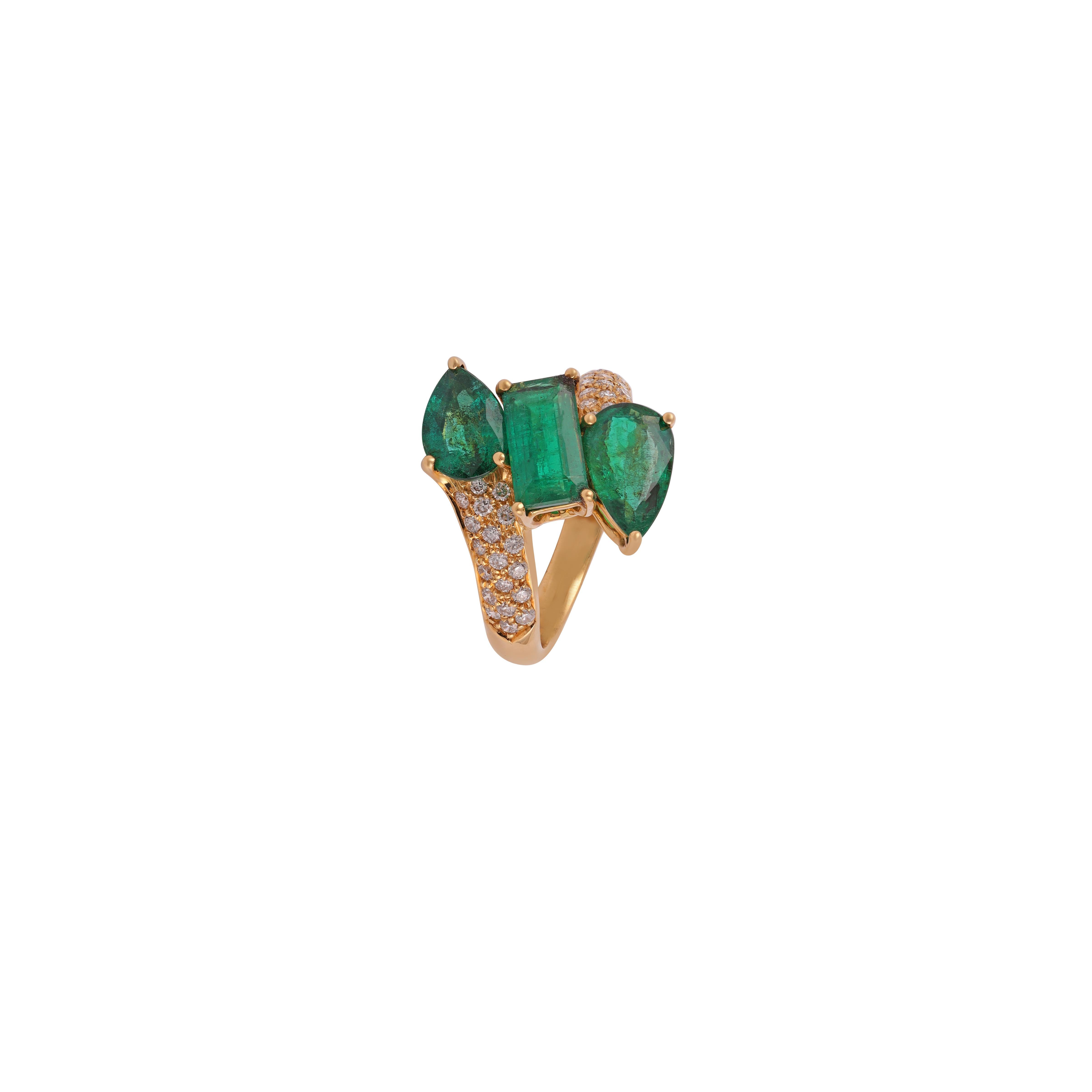 Modern 3.42 Carat 3-Stone Clear Zambian Emerald Ring in 18k Gold For Sale