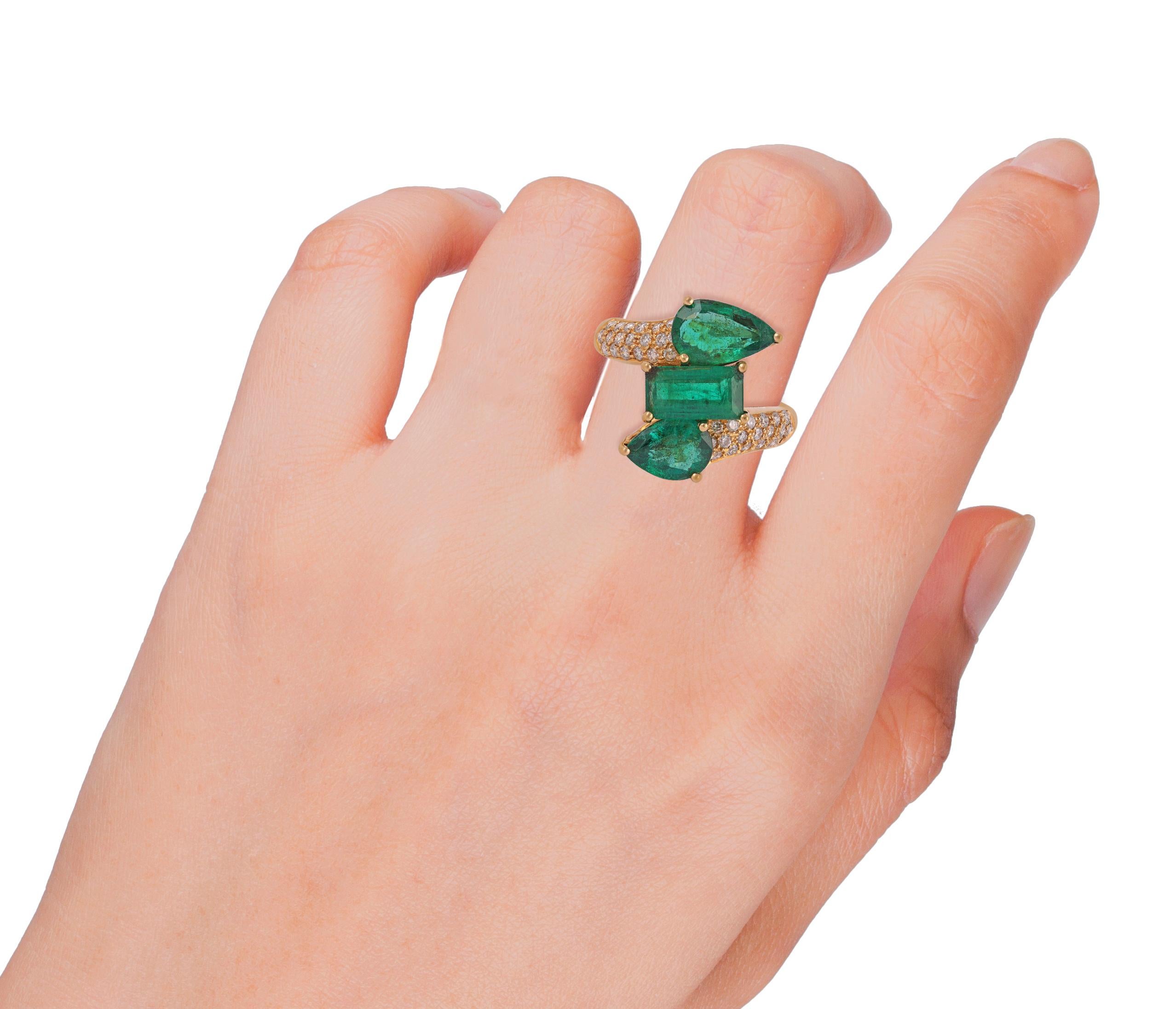 Pear Cut 3.42 Carat 3-Stone Clear Zambian Emerald Ring in 18k Gold For Sale