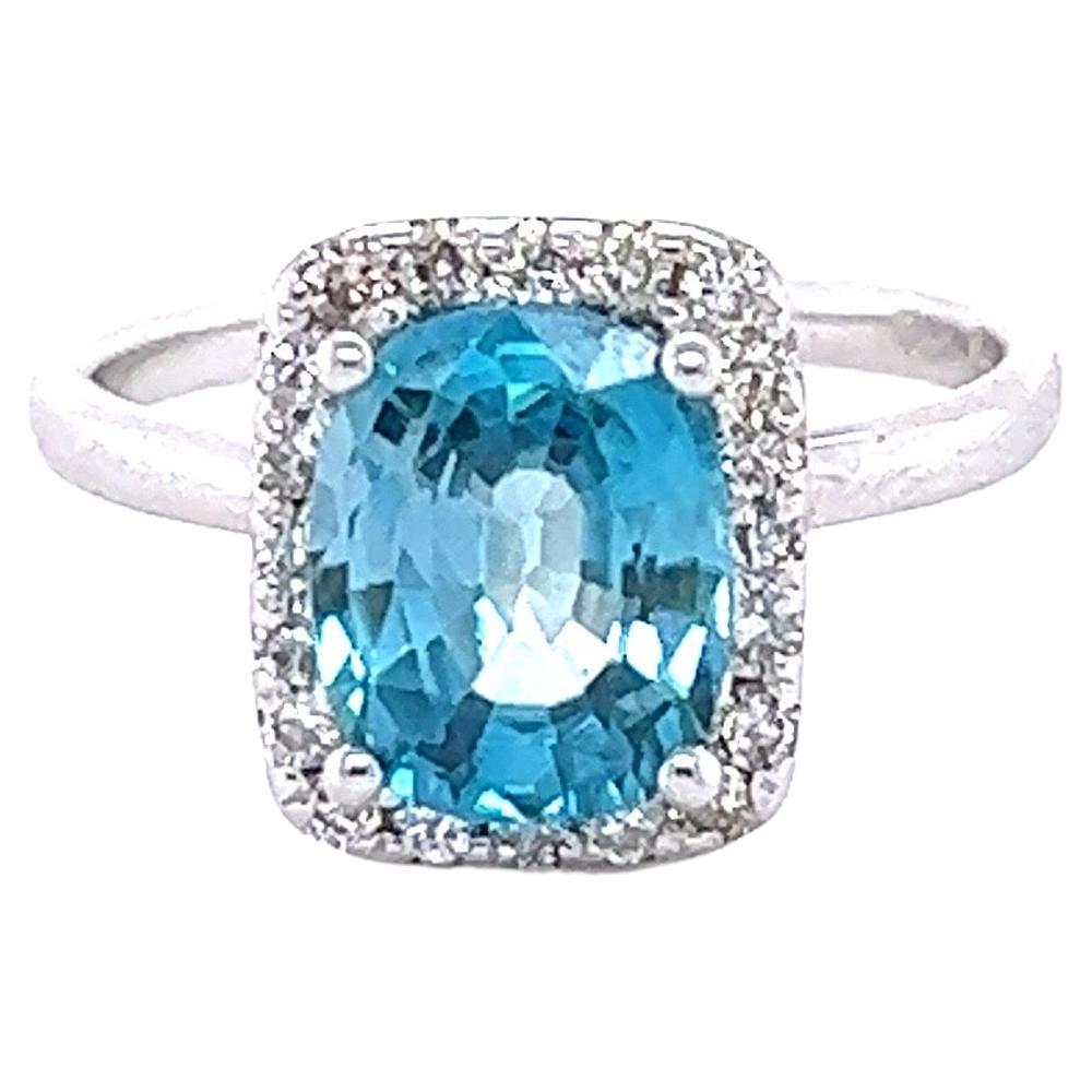 Bague en or blanc avec zircon bleu de 3.42 carats et diamants