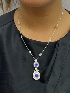 Pendentif en or blanc 18 carats, serti d'un saphir bleu de 3,42 carats à taille « coussin » et d'un halo de diamants