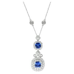 Pendentif en or blanc 18 carats, serti d'un saphir bleu de 3,42 carats à taille « coussin » et d'un halo de diamants
