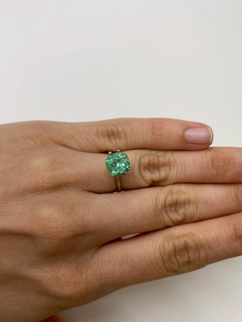 Émeraude colombienne vert jaune clair lustré de 3,42 carats, taille coussin May en vente 2