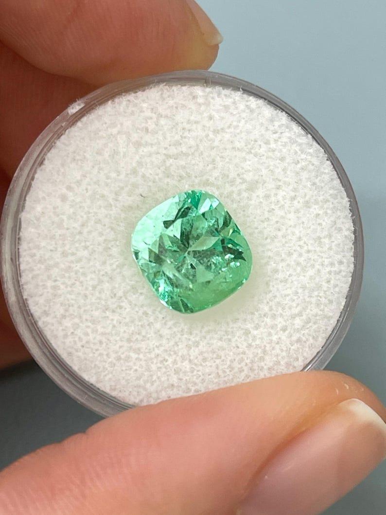 Émeraude colombienne vert jaune clair lustré de 3,42 carats, taille coussin May en vente 1