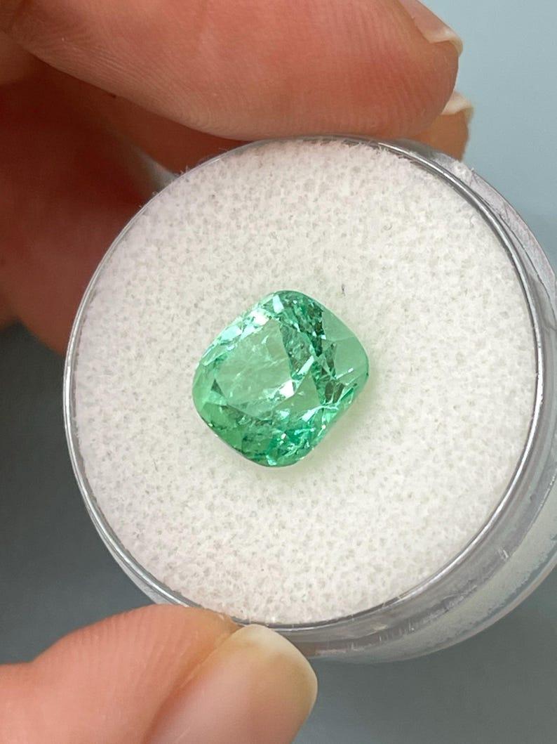 Émeraude colombienne vert jaune clair lustré de 3,42 carats, taille coussin May Pour femmes en vente