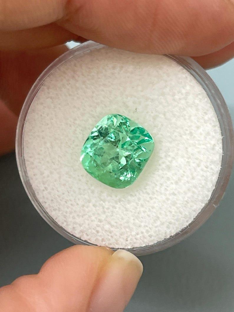 Émeraude colombienne vert jaune clair lustré de 3,42 carats, taille coussin May Neuf - En vente à Jupiter, FL
