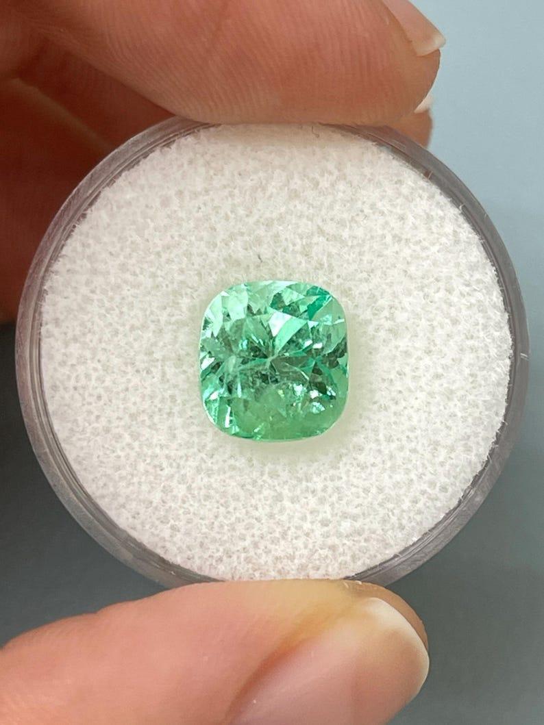 Moderne Émeraude colombienne vert jaune clair lustré de 3,42 carats, taille coussin May en vente