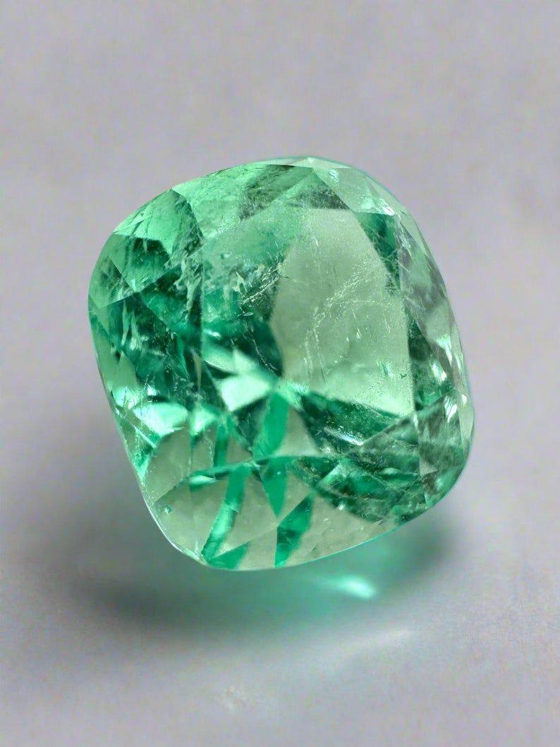Pierre : Émeraude
Poids : 3,42 carats
Forme : Coupe coussin
Clarté : Transparent
Éclat : Excellent-Très bon
Couleur : vert clair jaunâtre
Dimensions : 9,19 mm x 8,57 mm x 7,50 mm
Origine géographique : Colombie
Traitement : Naturel,