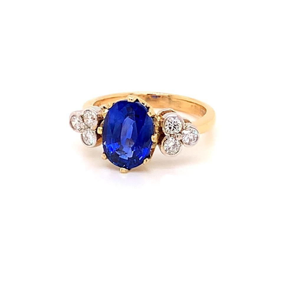 3.42 Carat Oval Blue Sapphire and Diamond Ring in 18K Yellow Gold In New Condition For Sale In London, GB