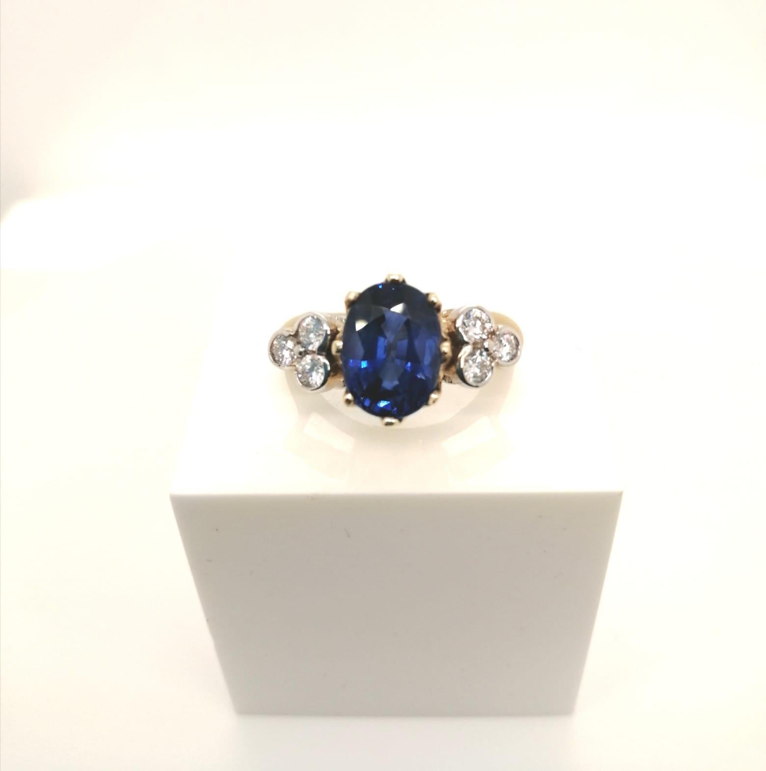 Ring aus 18 Karat Gelbgold mit ovalem blauem Saphir und Diamant im Angebot 1