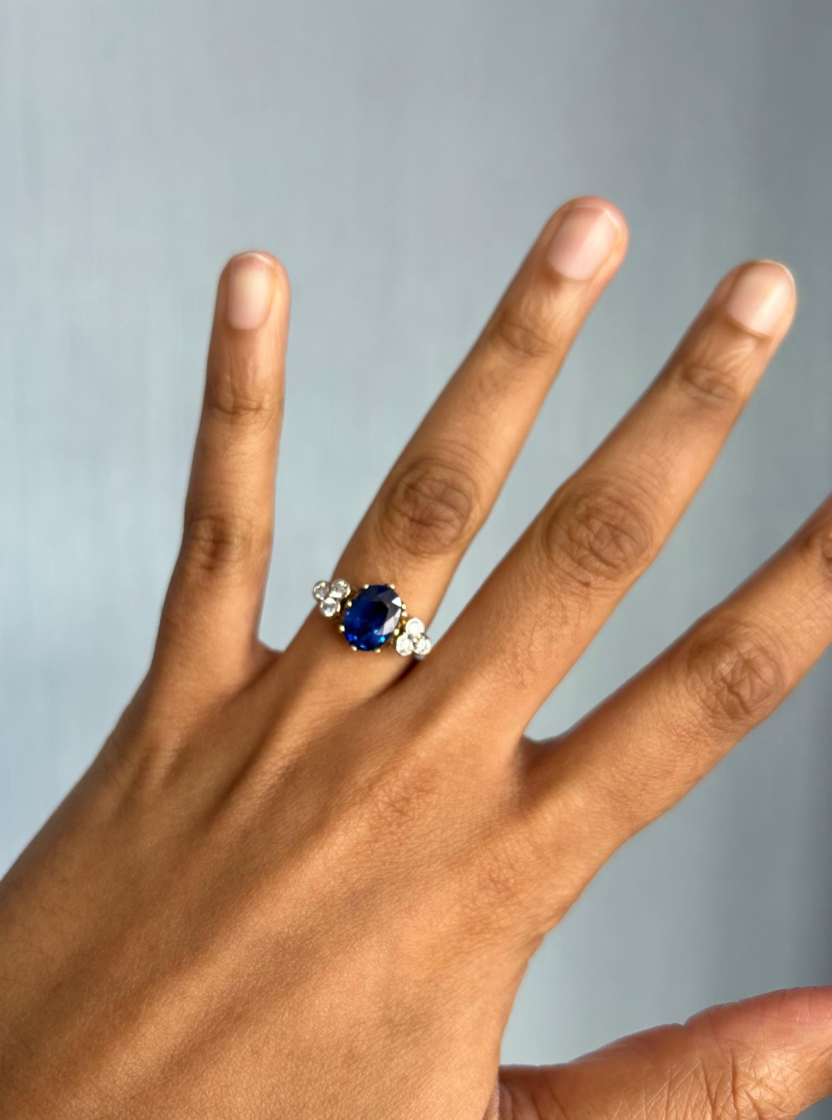 Ring aus 18 Karat Gelbgold mit ovalem blauem Saphir und Diamant im Angebot 2