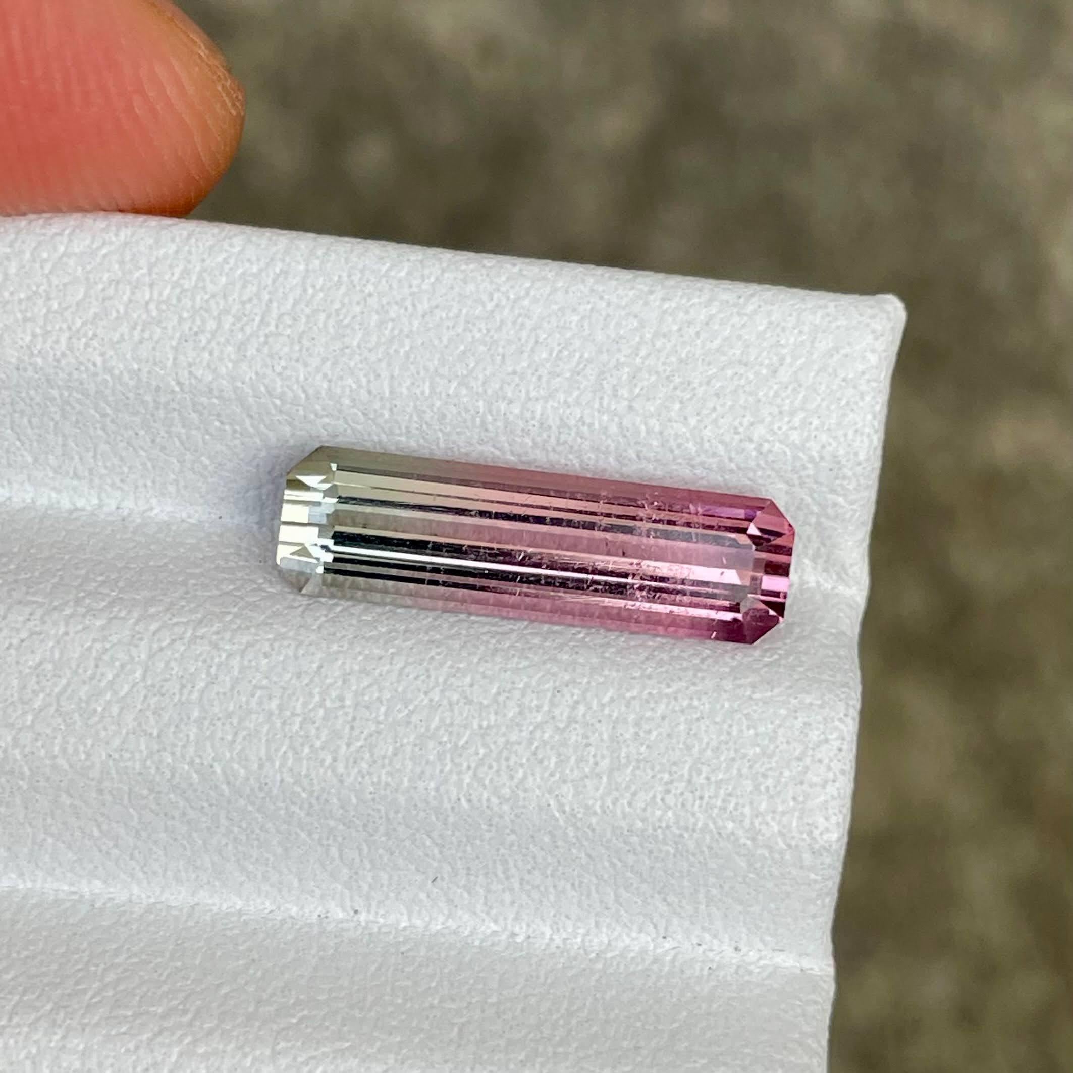 Moderne Pierre tourmaline bicolore taille émeraude de 3,42 carats en vente