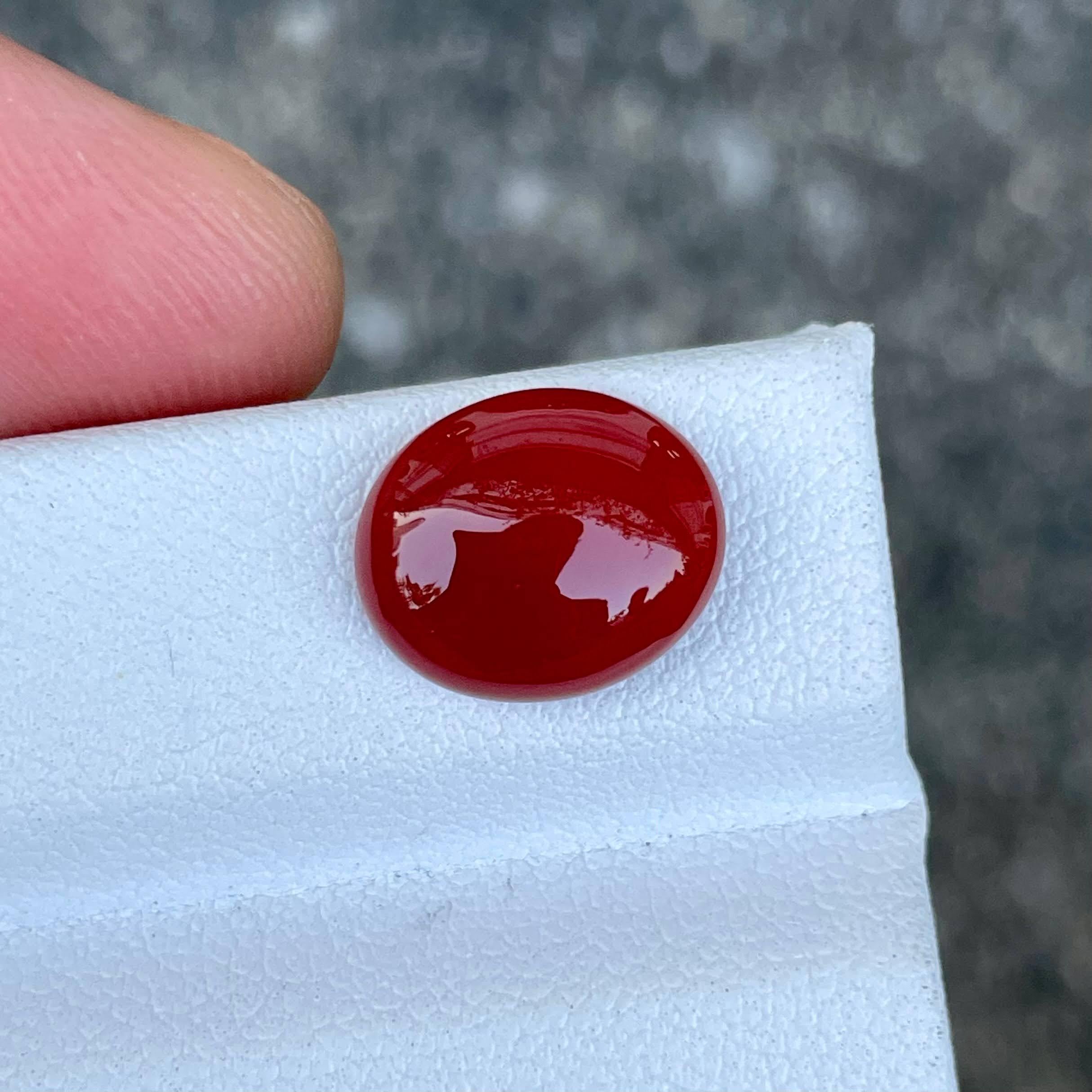 Poids 3,42 carats 
Dimensions 12.0x10.1x4.0 mm
Traitement aucun 
Origine Inde 
Diaphane translucide
Forme ovale 
Cabochon taillé 


Cette cornaline rouge foncé de 3,42 carats, taillée en cabochon, présente une surface lisse et polie qui accentue ses