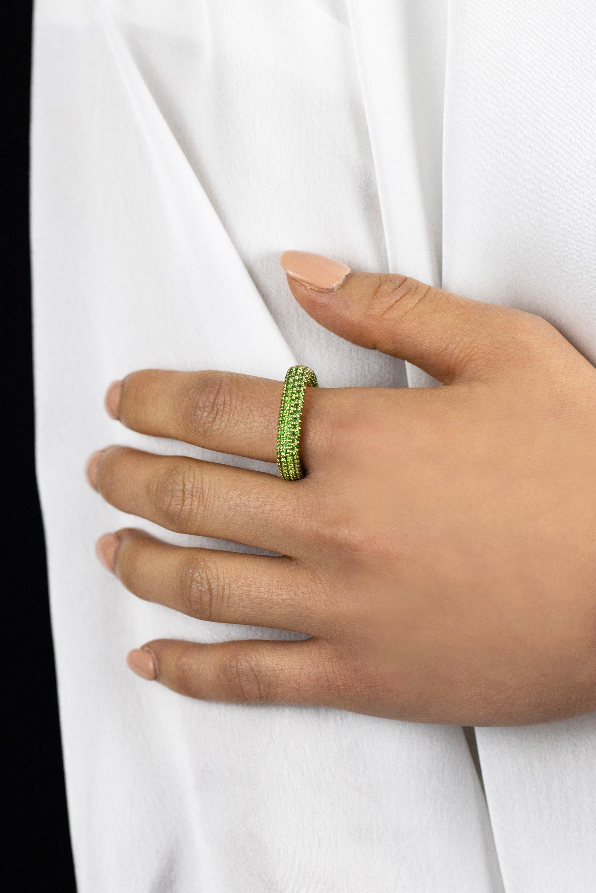 Bague à la mode en tsavorite ronde brillante de 3,42 carats au total et micro-pavé  Pour femmes en vente