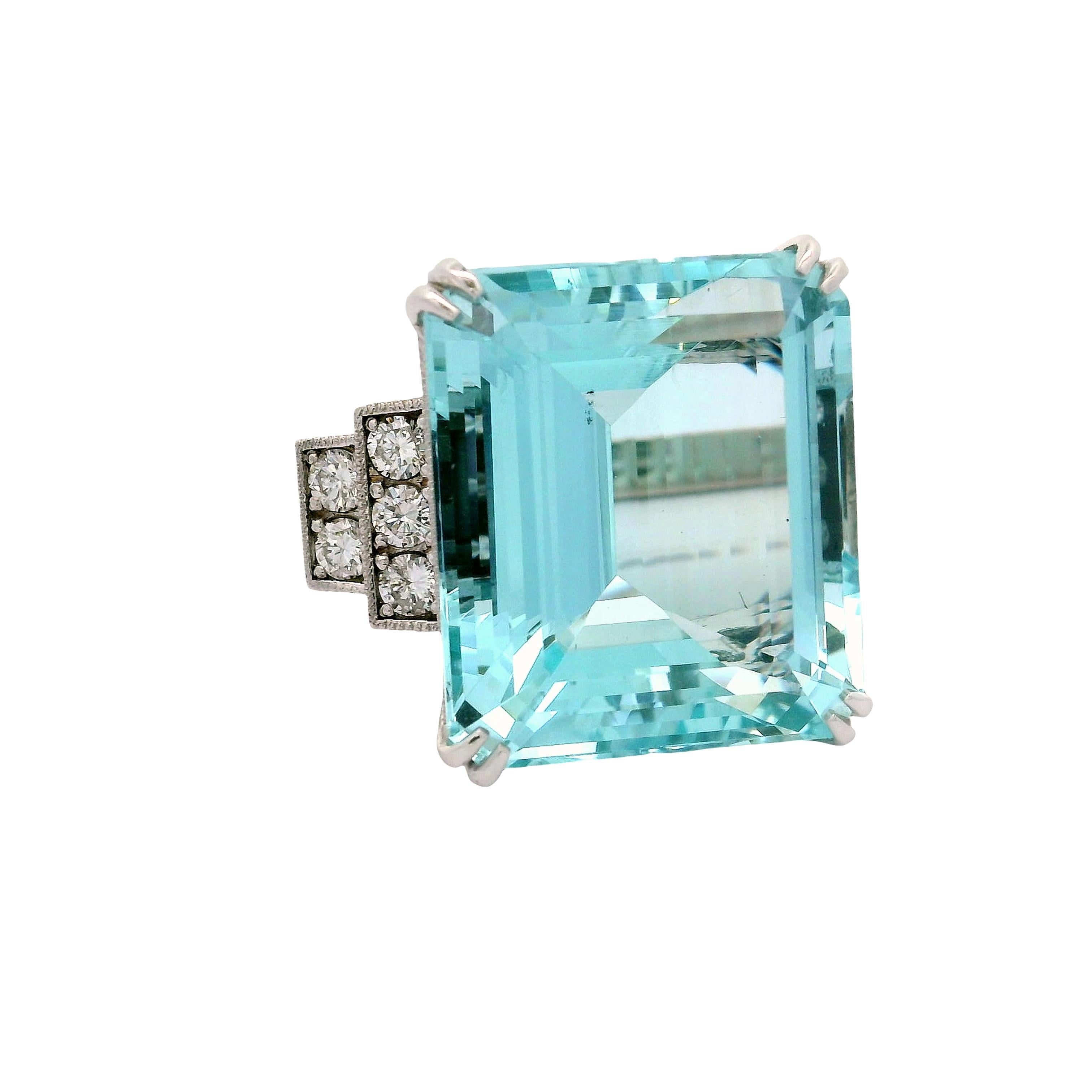 Un accattivante anello da cocktail che mette in mostra una magnifica acquamarina taglio smeraldo da 34,26 carati. Il blu sereno dell'acquamarina è accentuato da 0,75 carati di diamanti bianchi a taglio rotondo, che aggiungono un tocco di