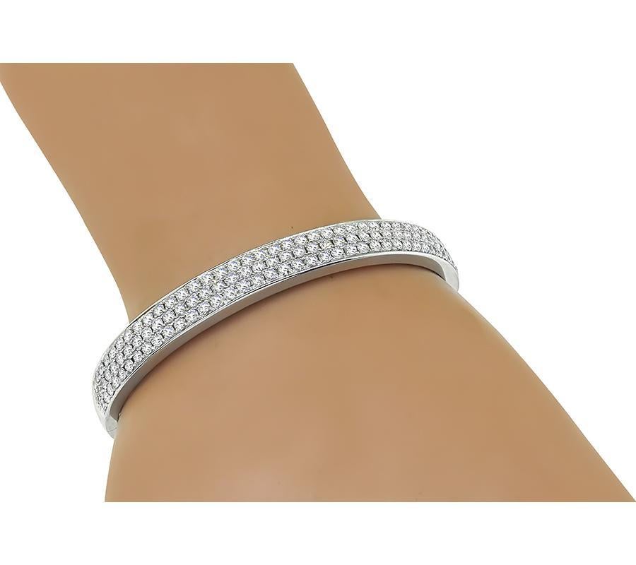 Dies ist ein wunderschöner Armreif aus 14k Weißgold. Der Armreif ist mit funkelnden Diamanten im Rundschliff besetzt, die etwa 3.42ct wiegen. Die Farbe dieser Diamanten ist F-G mit VS-Klarheit. Der Armreif ist an der breitesten Stelle 7,5 mm breit