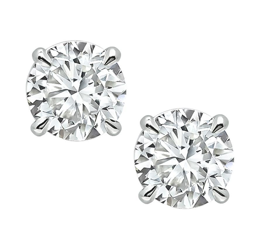 Dies ist ein atemberaubendes Paar Ohrstecker aus 14k Weißgold. Die Ohrringe sind mit funkelnden, rund geschliffenen Diamanten besetzt, die etwa 3.42 ct wiegen. Die Farbe dieser Diamanten ist G-H mit SI-Klarheit. Die Ohrringe haben einen Durchmesser