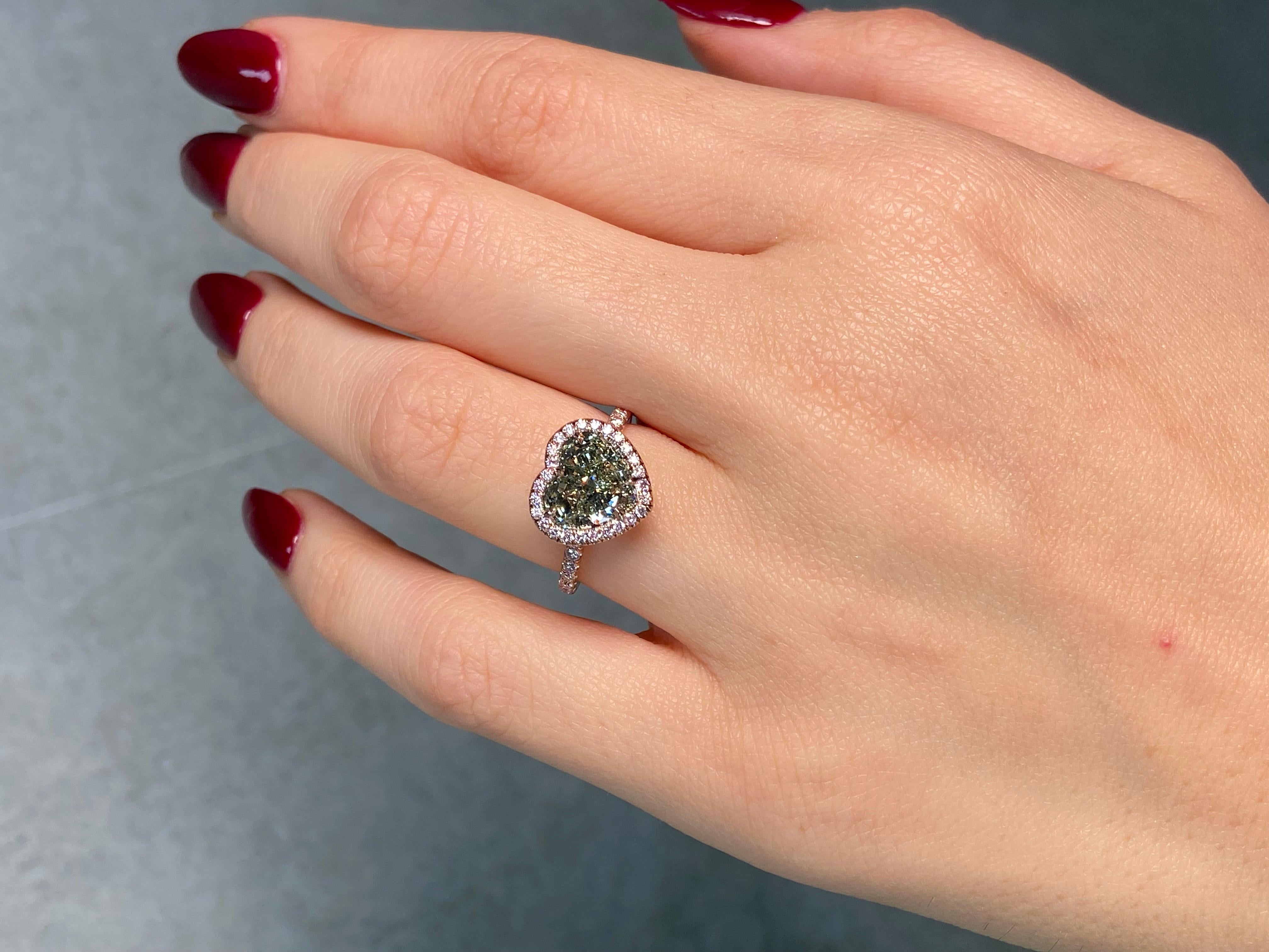 Cette bague à diamant vert en forme de cœur associe une couleur douce à un design épuré et intemporel. Au centre se trouve un diamant taille brillant modifié de 3,42 carats de couleur gris-jaunâtre vert, certifié par le GIA et classé VS2 pour la