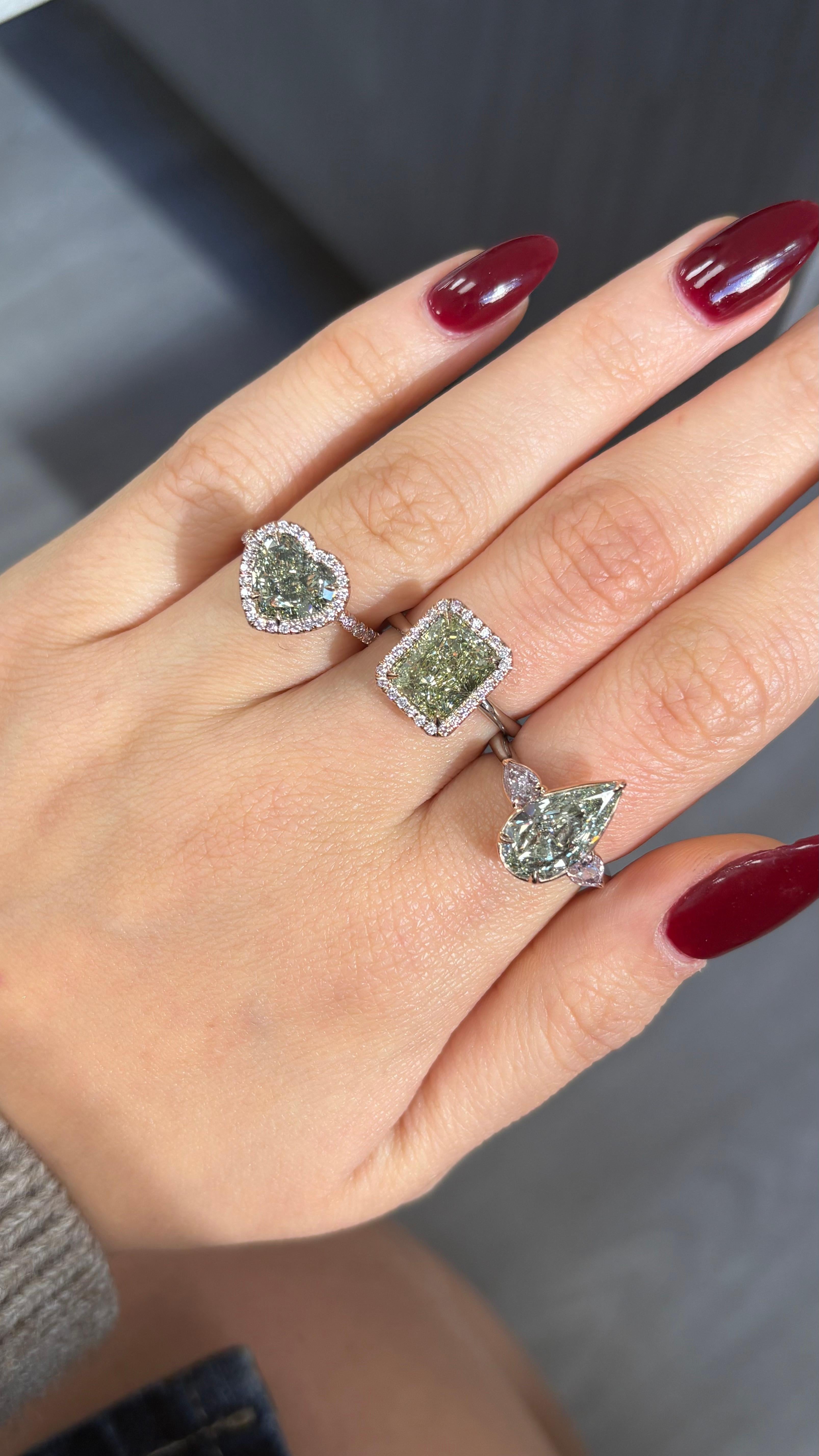 3.42ct Heart Shape Green Diamond in Pink Diamond Halo Unique Engagement Ring (bague de fiançailles unique) Neuf - En vente à New York, NY