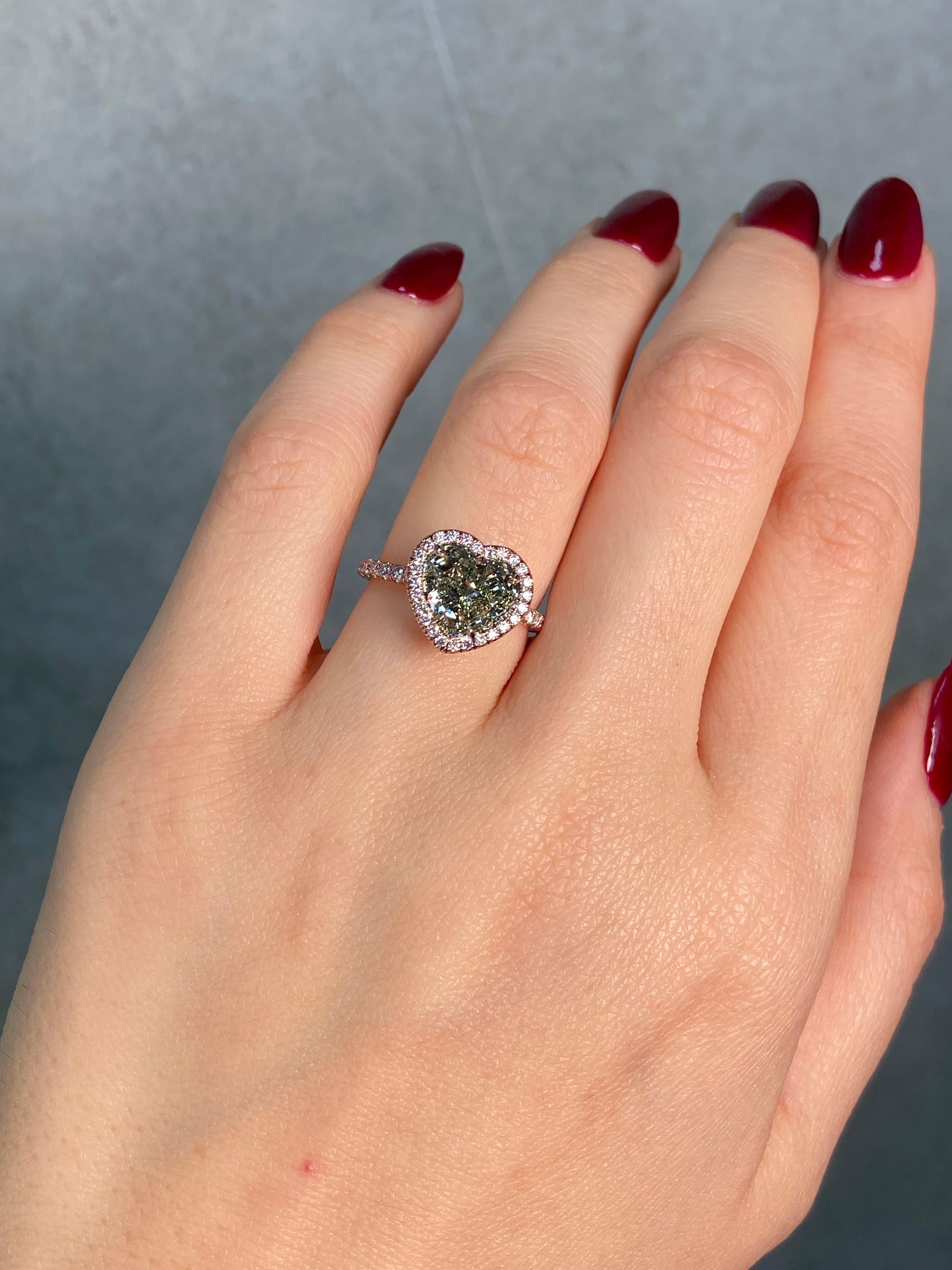 3.42ct Heart Shape Green Diamond in Pink Diamond Halo Unique Engagement Ring (bague de fiançailles unique) en vente 2
