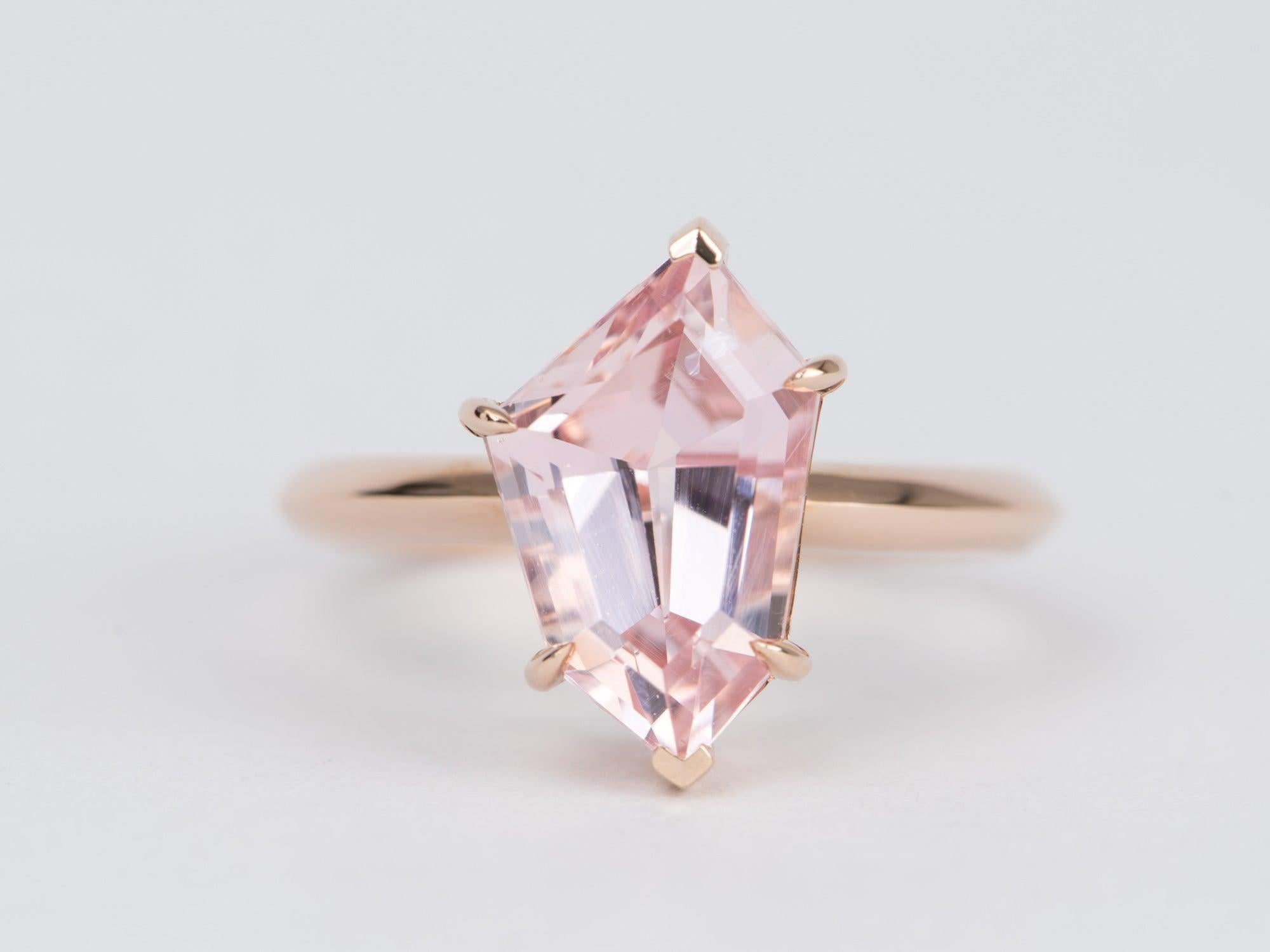 ♥ Solid 14K gold ring set with a pink geometric-shaped morganite
♥ The setting measures 14.4mm in length, 9.6 in width, 7mm in height

♥ Ring size: US 7 (Free resizing up or down 1 size)
♥ Ring width: 2.2mm
♥ Gemstone: Morganite 3.42ct

♥ Free