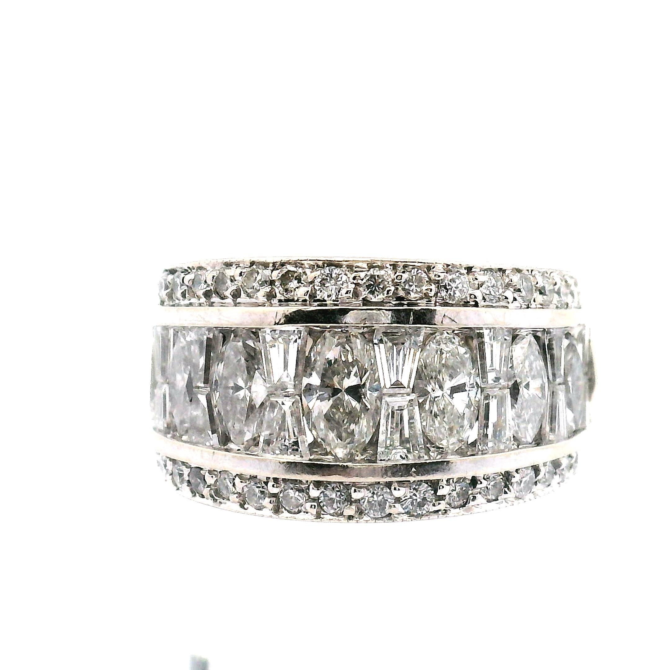 Fascia larga e affusolata in platino, lati in stile anniversario. Al centro ci sono 7 diamanti marquise con diamanti baguette affusolati in mezzo. 
Composto da: 

7 diamanti Marquise da 1,55 cttw. 

16 diamanti baguette affusolati da 1,36 carati.