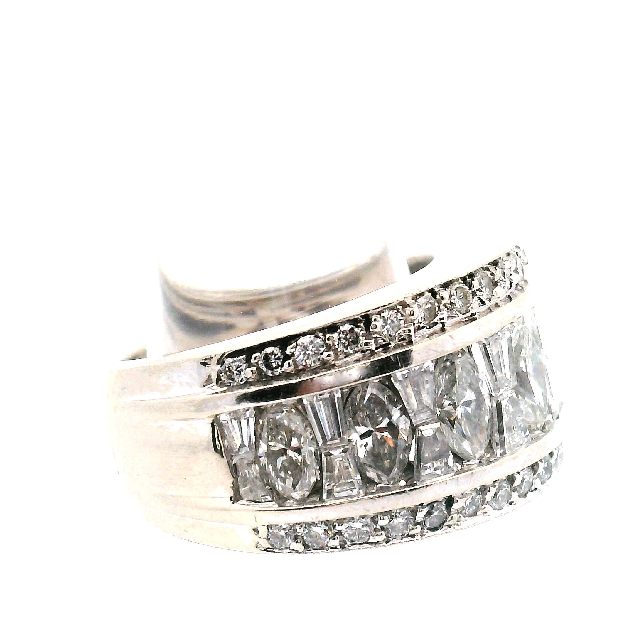 3,42cttw. Fascia in platino con diamante multi marquise in vendita 4
