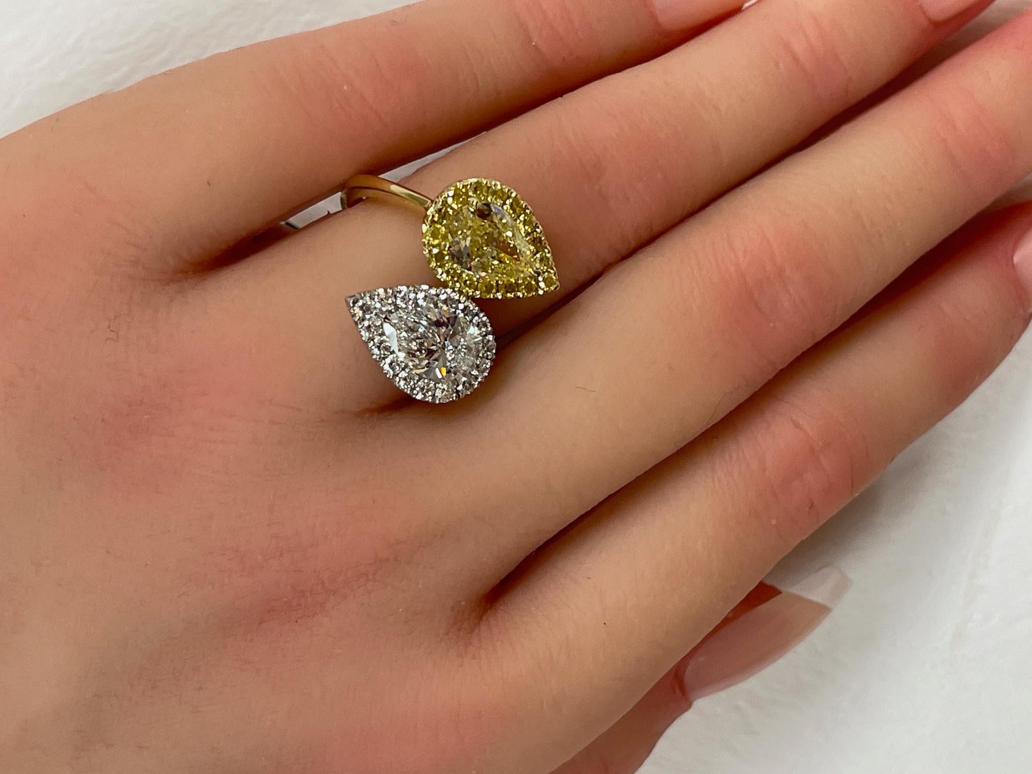 3,42CTW. Anillo de Diamantes Amarillos y Blancos Fancy Intensos en Forma de Pera Certificado GIA en venta 5