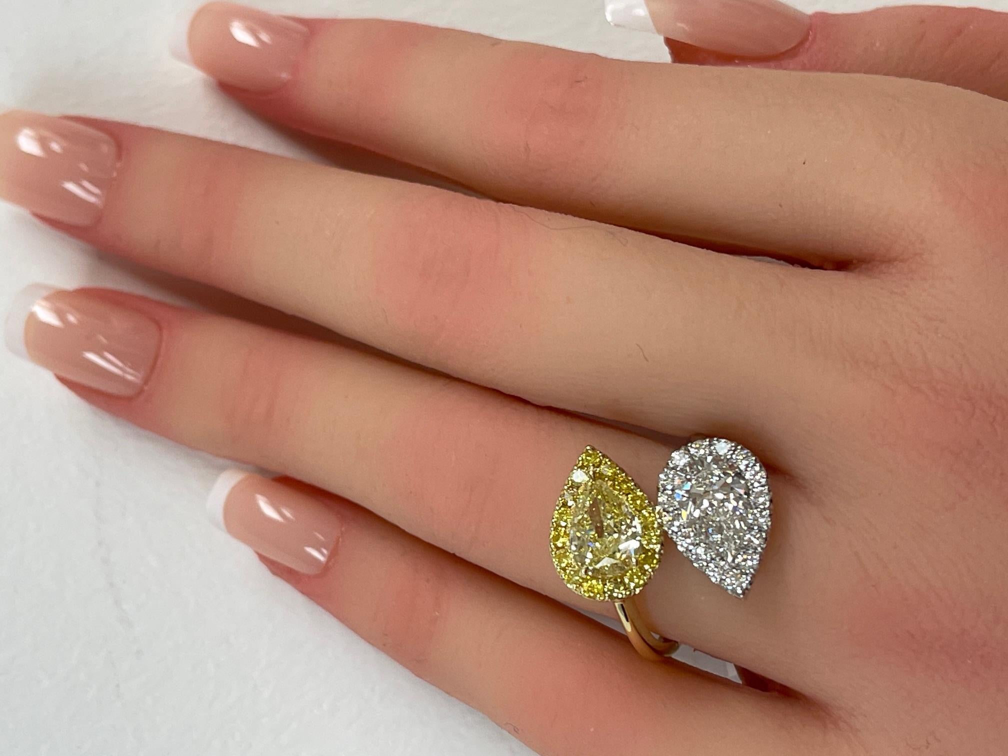 3,42CTW. Anillo de Diamantes Amarillos y Blancos Fancy Intensos en Forma de Pera Certificado GIA en venta 6