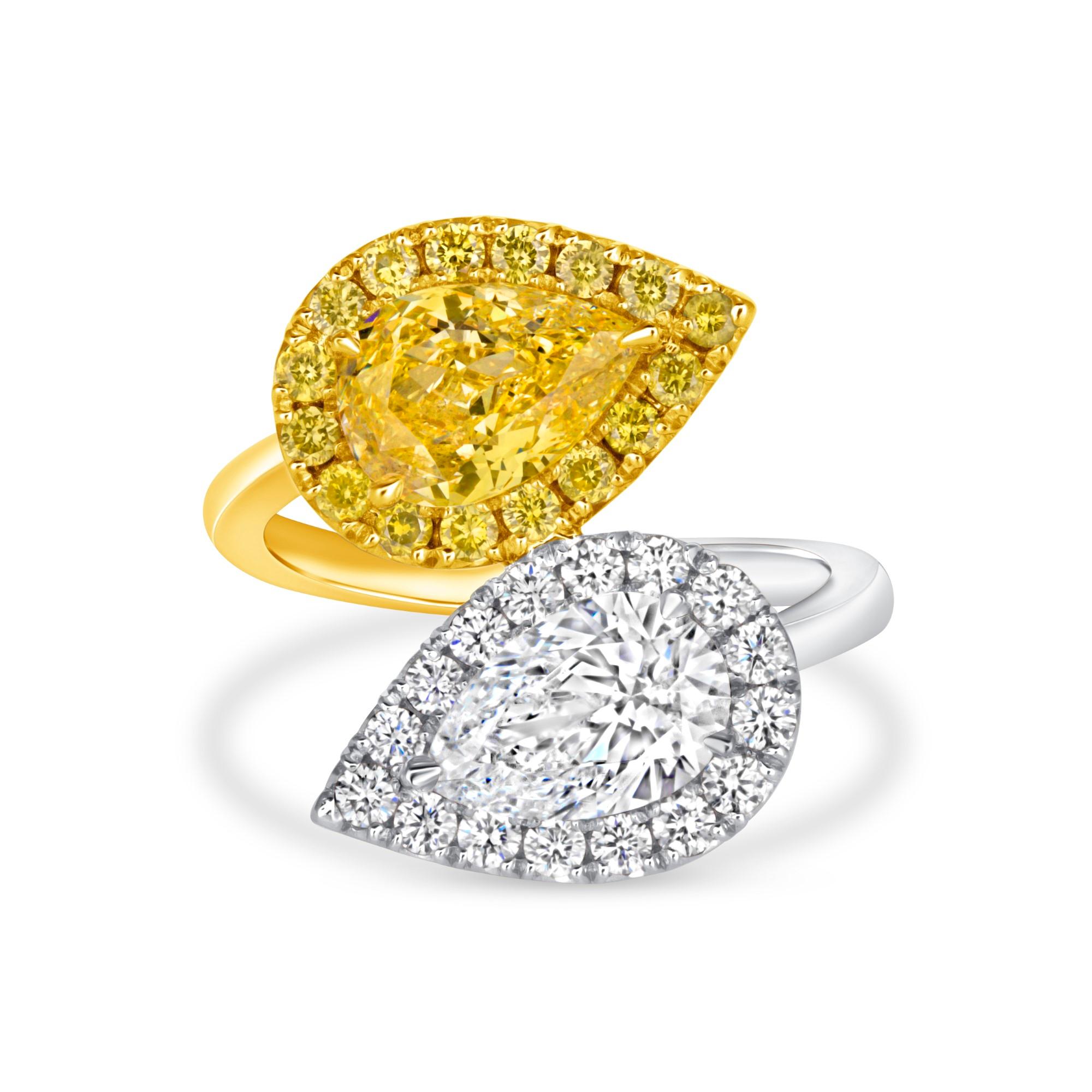Este anillo Toi et Moi, certificado por el GIA, está formado por un diamante Amarillo Intenso Fancy de 1,52 quilates, de claridad SI2, y un diamante blanco de 1,21 quilates, de color F y claridad VS2, rodeados por halos de diamantes blancos y