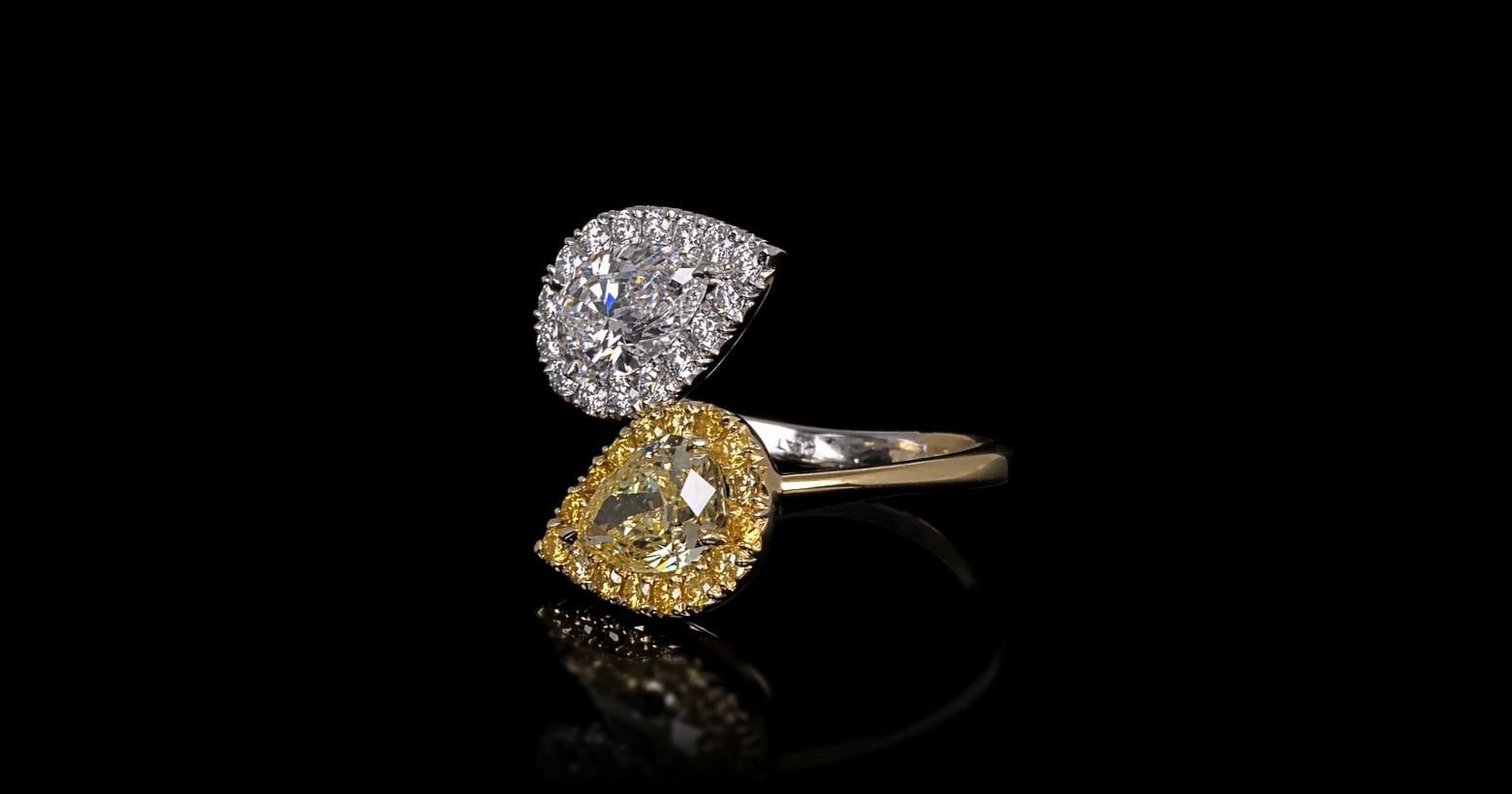 3,42CTW. Anillo de Diamantes Amarillos y Blancos Fancy Intensos en Forma de Pera Certificado GIA Corte pera en venta