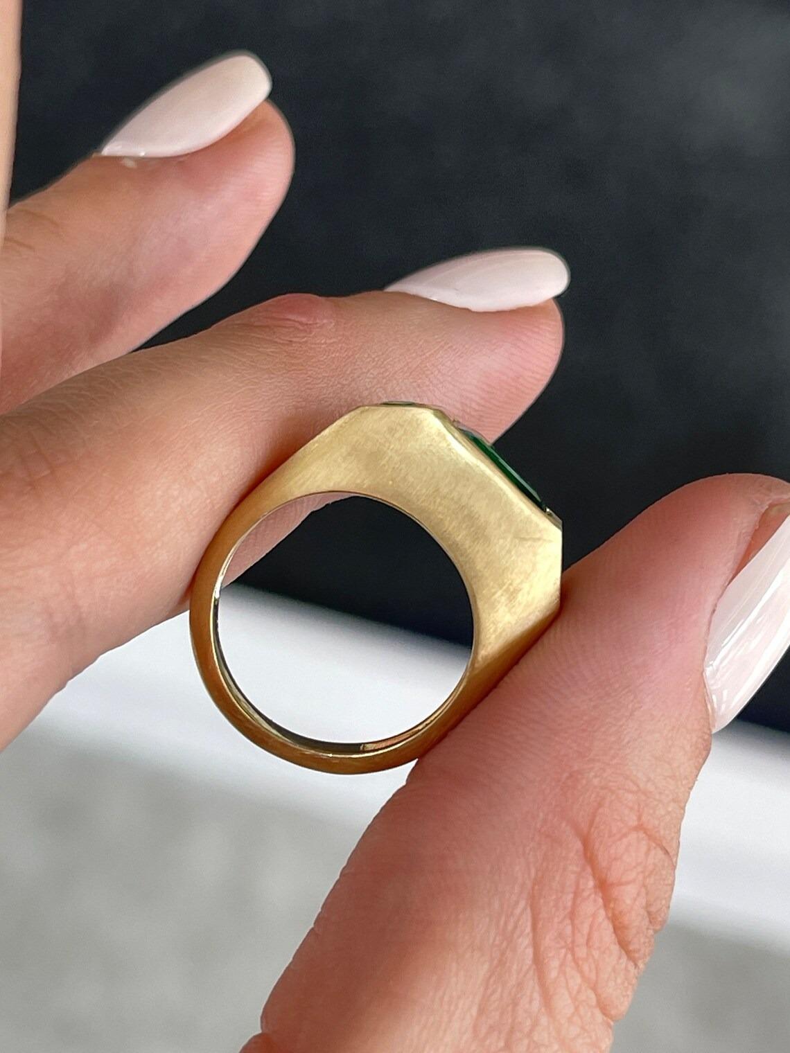 3,42tcw 18K Tiefgrüner Smaragd & Rundschliff Smaragd Lünette Satin Gold Finish Ring 3