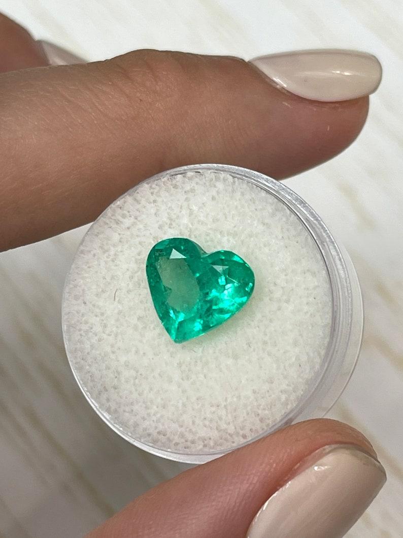 3.43 Karat kolumbianischer Smaragd im Herzschliff  Hellgrüner 10x11 loser Edelstein (Smaragdschliff) im Angebot