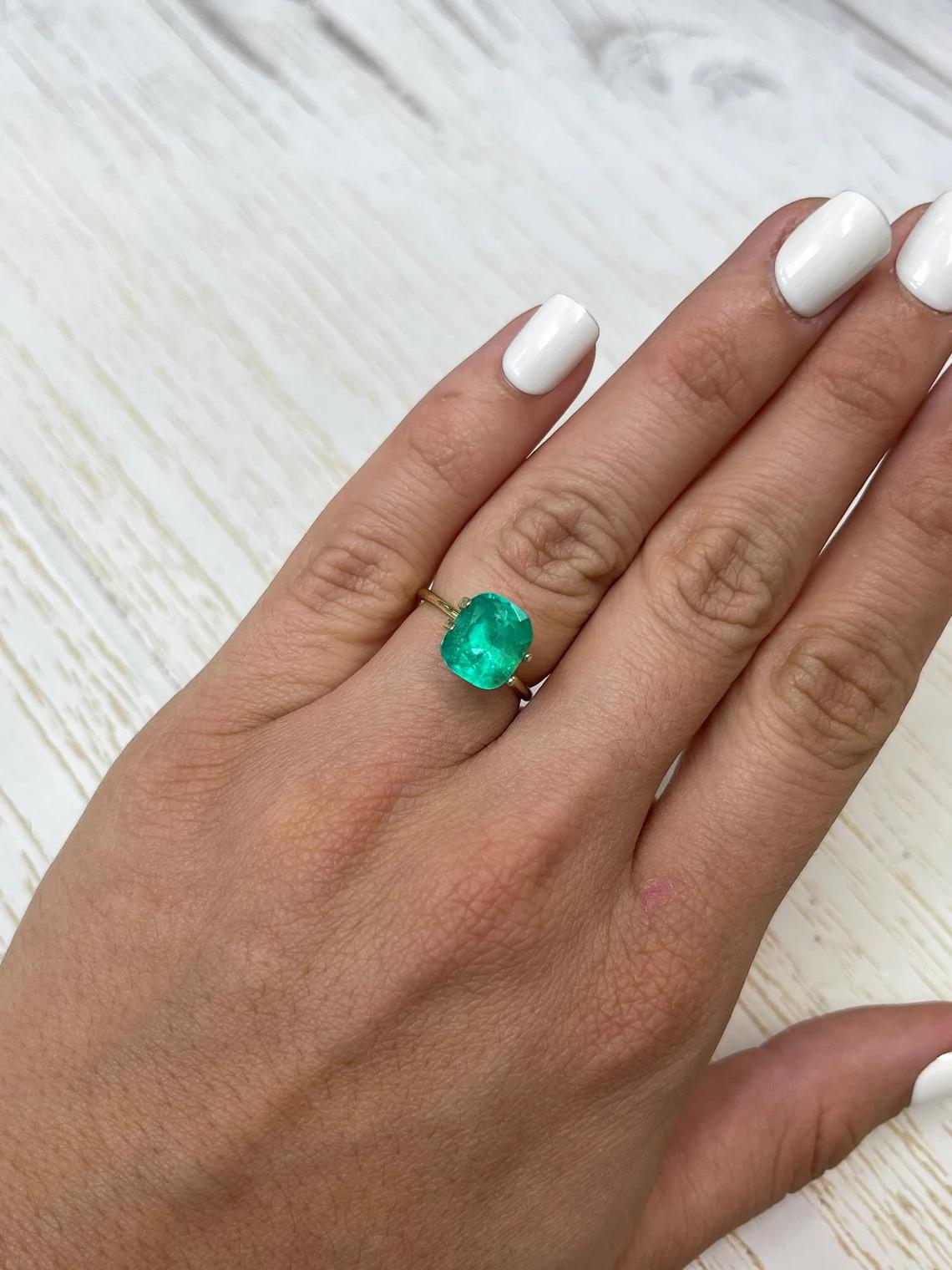 Esmeralda colombiana verde media de 3.43 quilates - Gema talla cojín alargada en venta 2