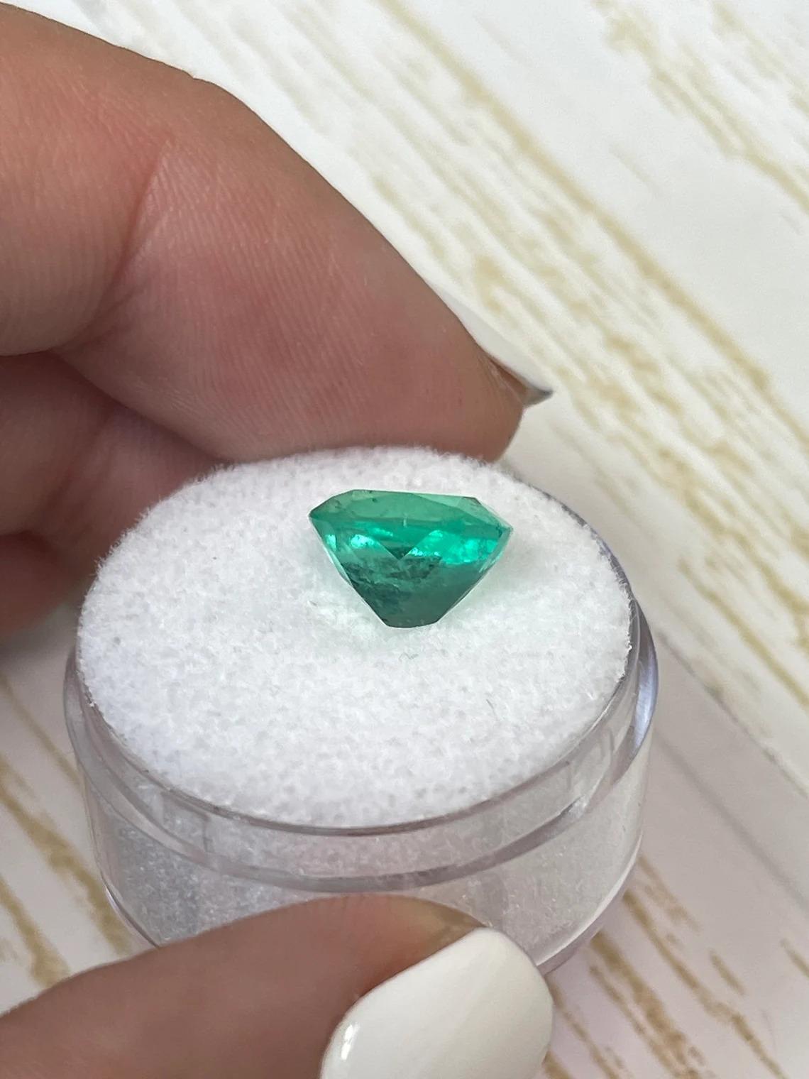 Esmeralda colombiana verde media de 3.43 quilates - Gema talla cojín alargada en venta 1