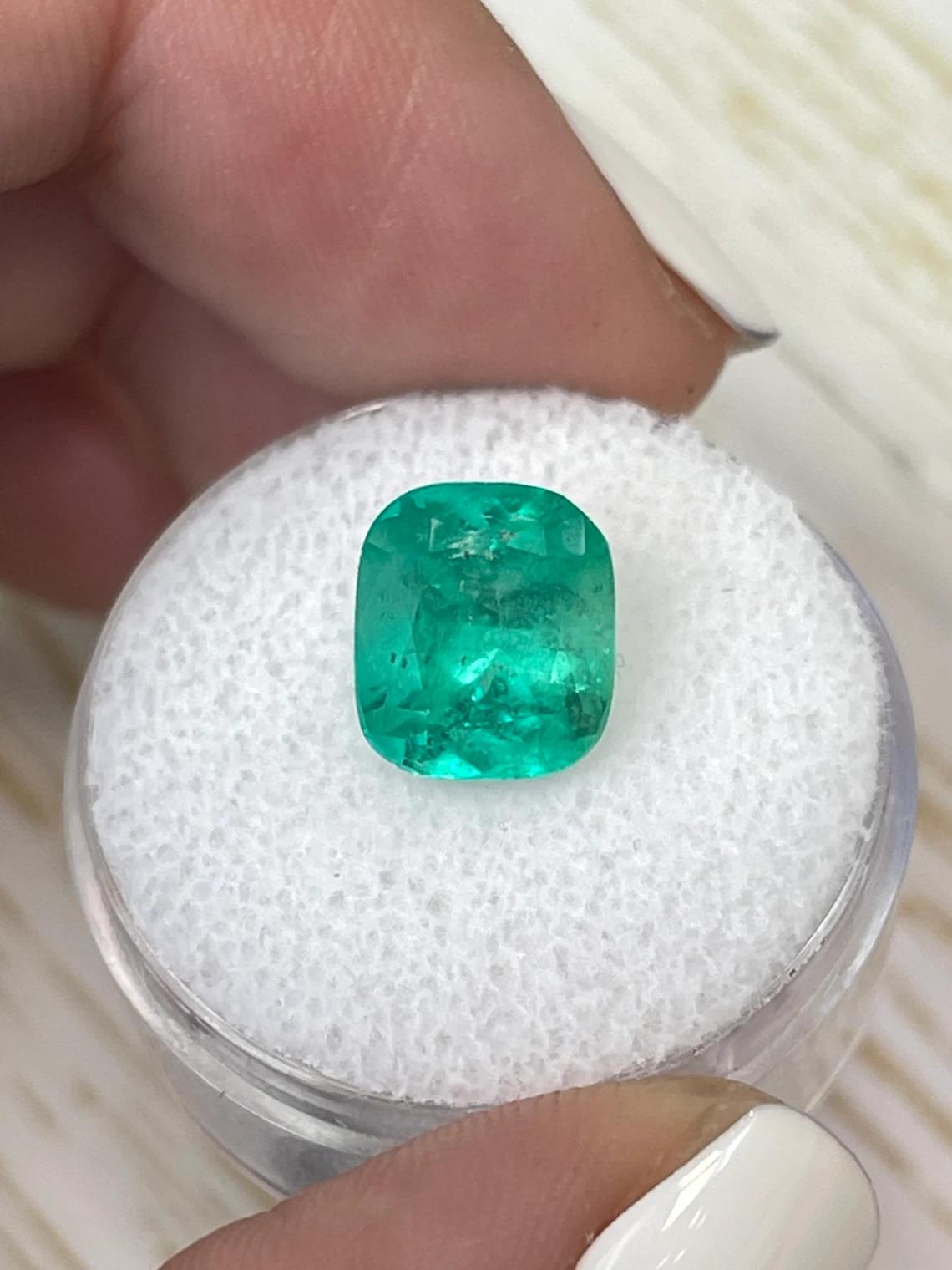 Esmeralda colombiana verde media de 3.43 quilates - Gema talla cojín alargada en Nuevo estado para la venta en Jupiter, FL
