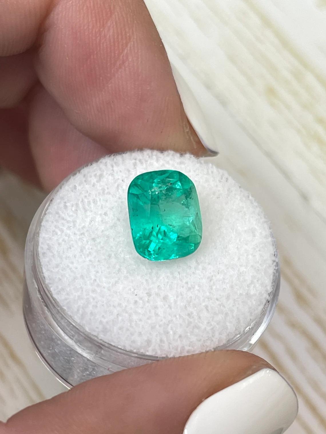 Esmeralda colombiana verde media de 3.43 quilates - Gema talla cojín alargada Corte cojín en venta
