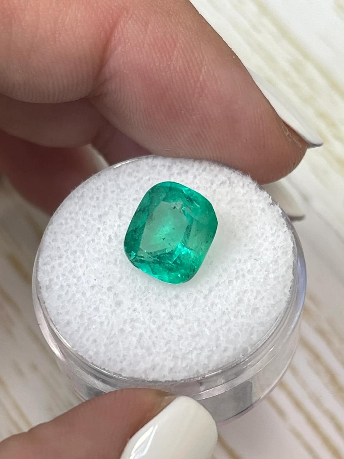 Esmeralda colombiana verde media de 3.43 quilates - Gema talla cojín alargada Moderno en venta