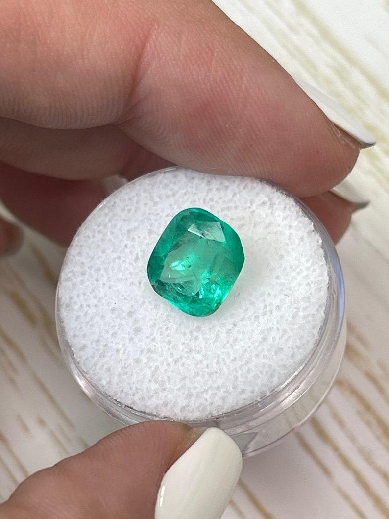 De las mujeres Esmeralda colombiana verde media de 3.43 quilates - Gema talla cojín alargada en venta
